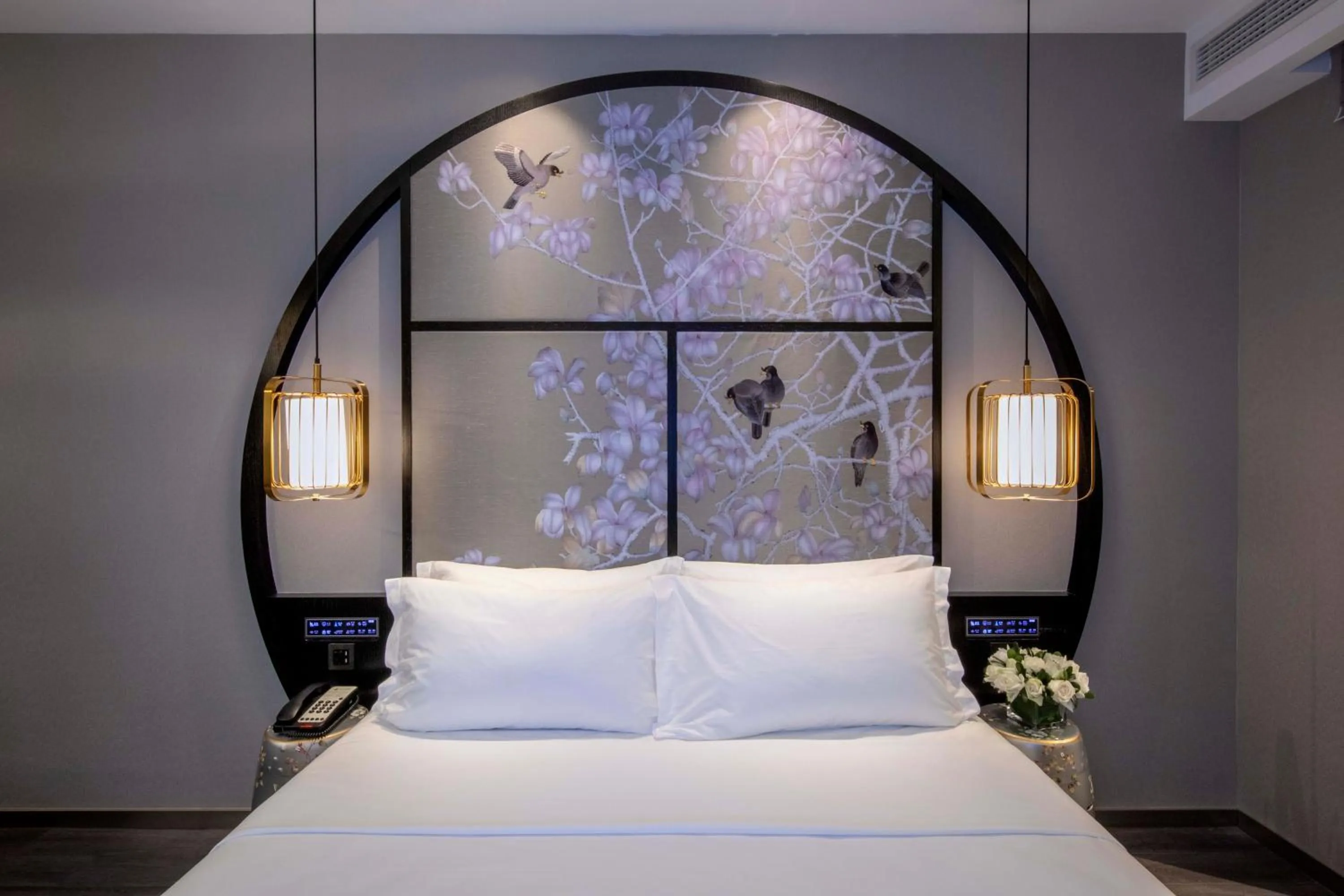 Photo of the whole room, Bed in Crystal Hotel Shanghai Lujiazui Oriental Pearl Tower