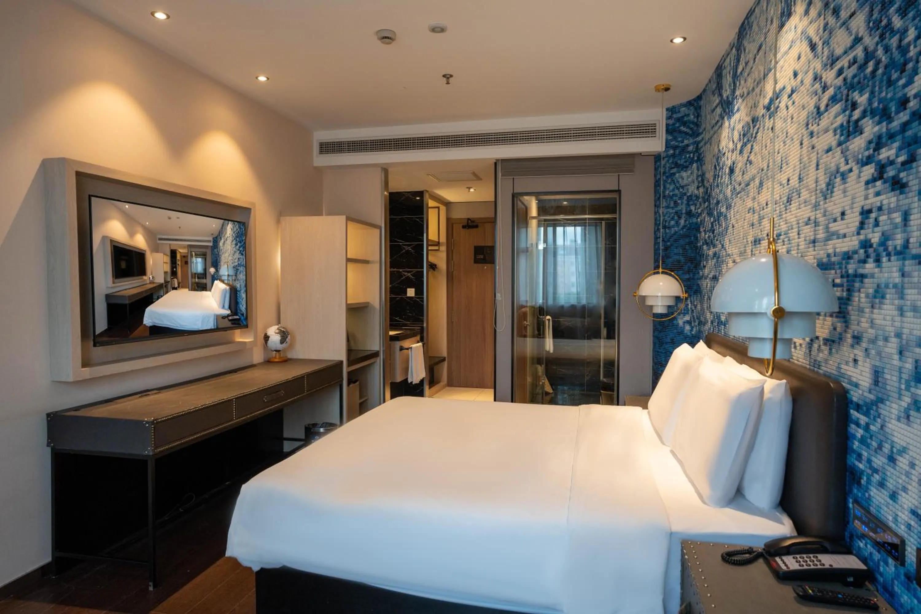 Photo of the whole room, Bed in Crystal Hotel Shanghai Lujiazui Oriental Pearl Tower