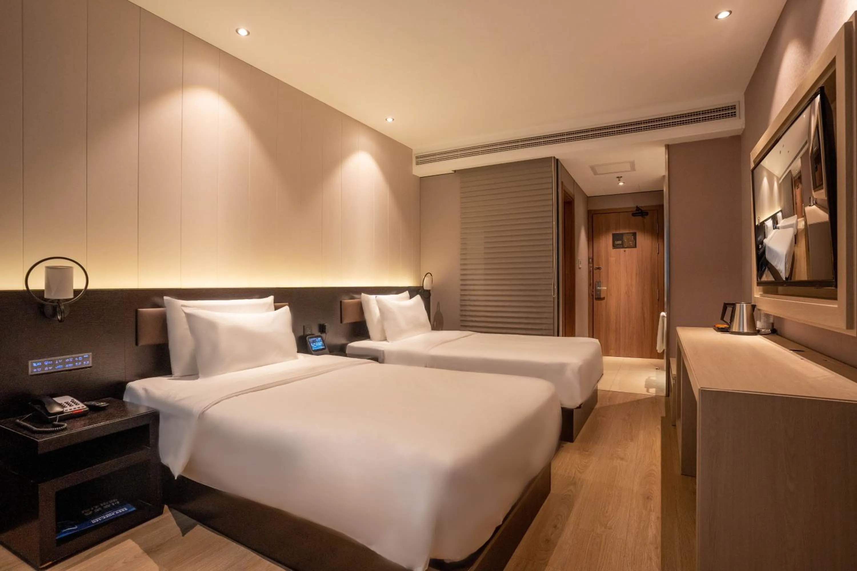 Photo of the whole room, Bed in Crystal Hotel Shanghai Lujiazui Oriental Pearl Tower