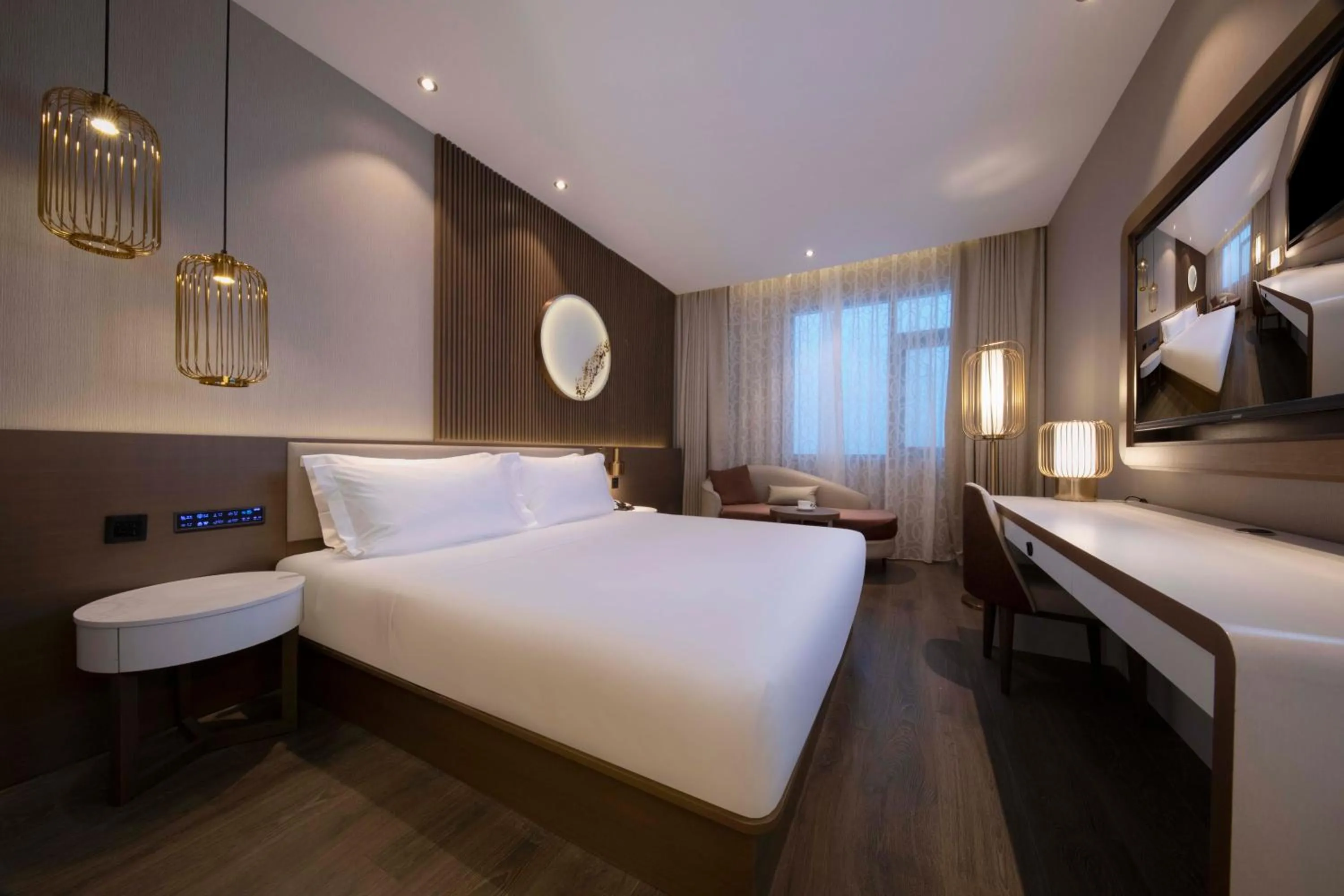 Photo of the whole room, Bed in Crystal Hotel Shanghai Lujiazui Oriental Pearl Tower