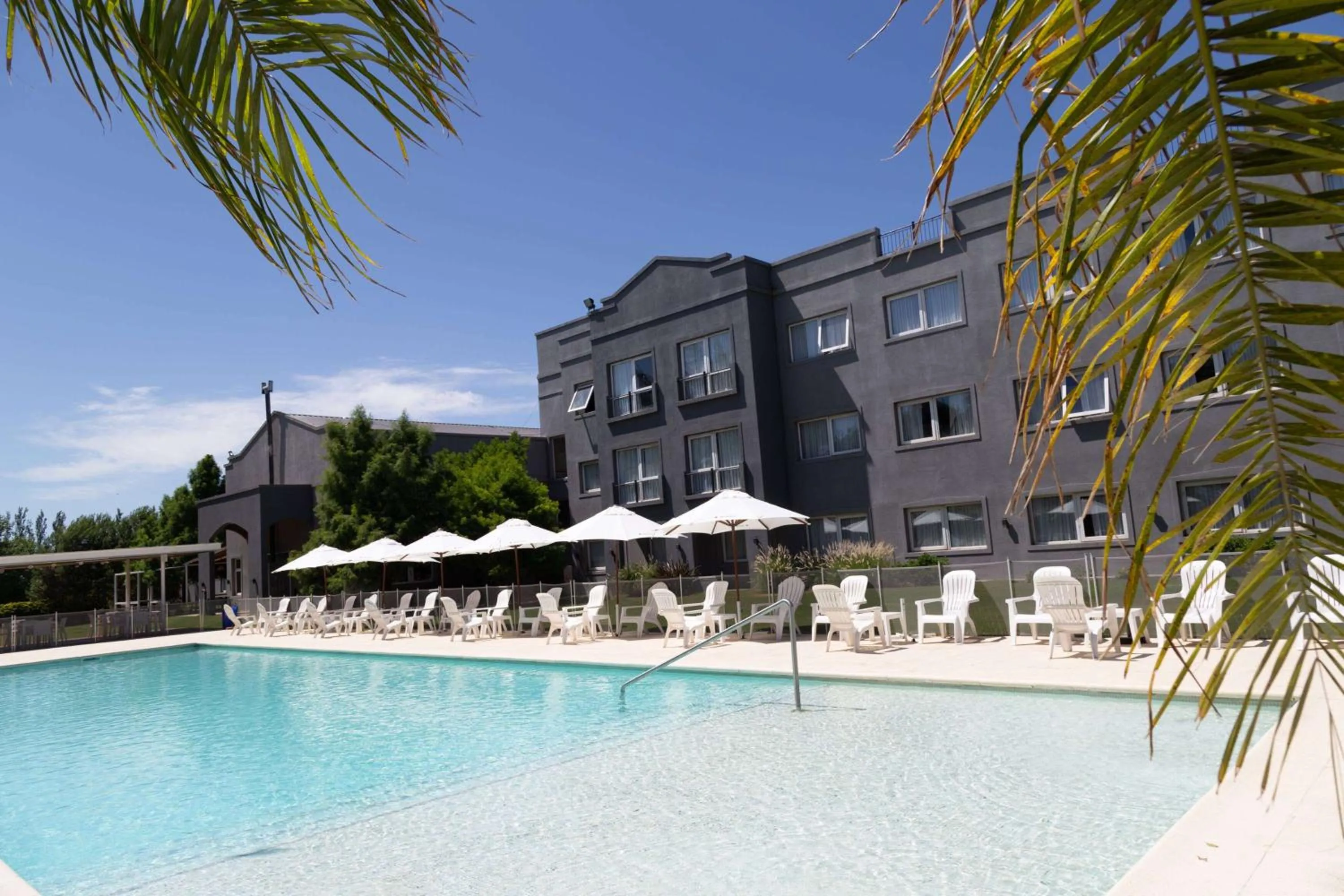 Pool view in Howard Johnson Hotel & Resort Funes