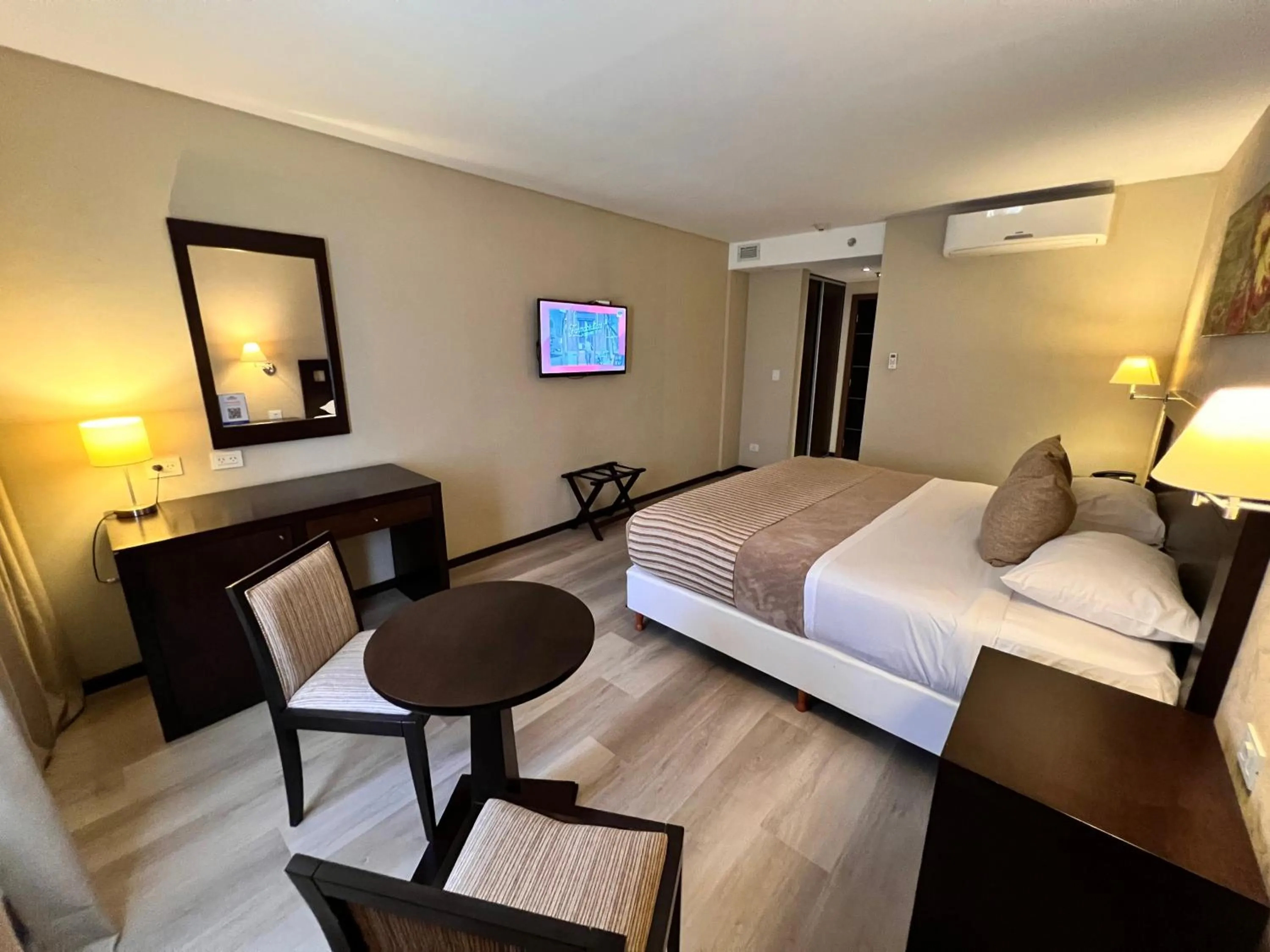 Bed in Howard Johnson Hotel & Resort Funes