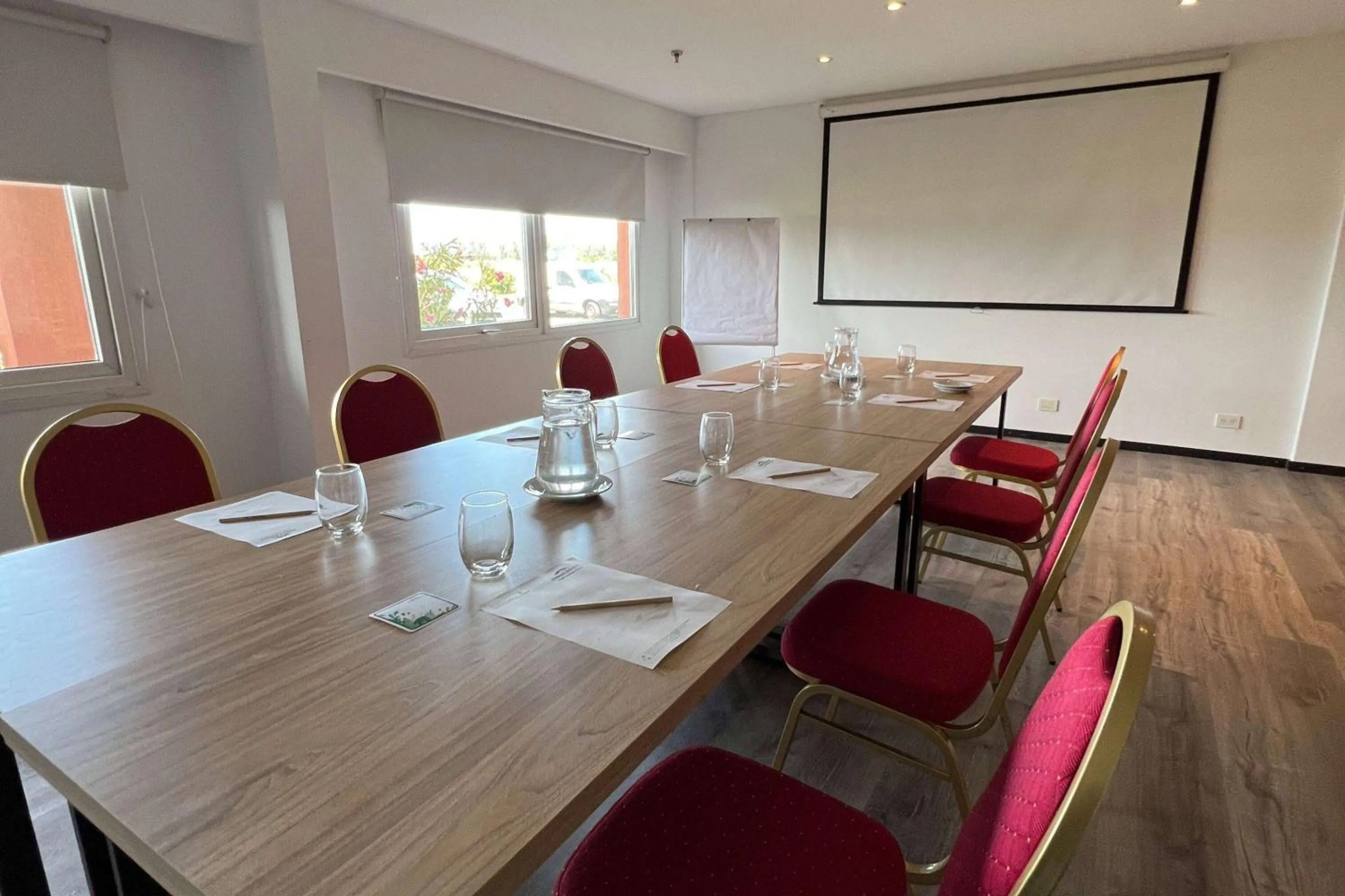 Meeting/conference room in Howard Johnson Hotel & Resort Funes