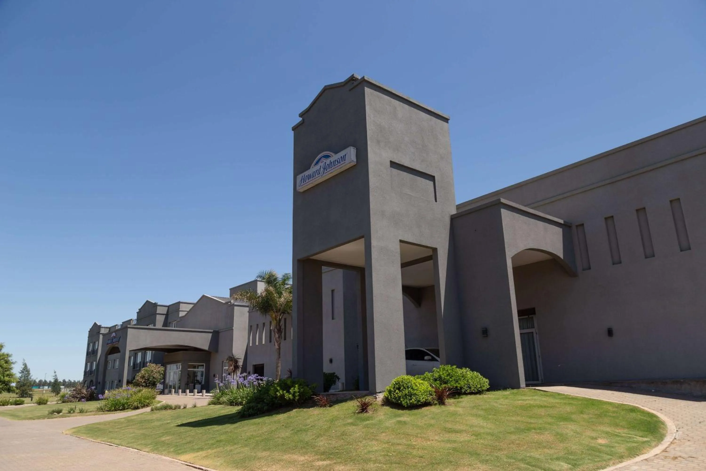 Property building in Howard Johnson Hotel & Resort Funes