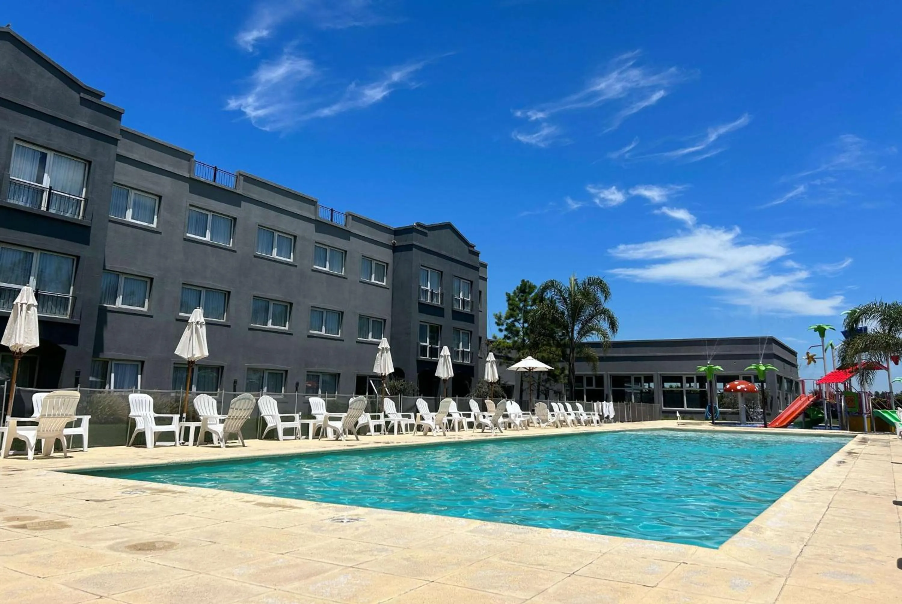 Pool view in Howard Johnson Hotel & Resort Funes