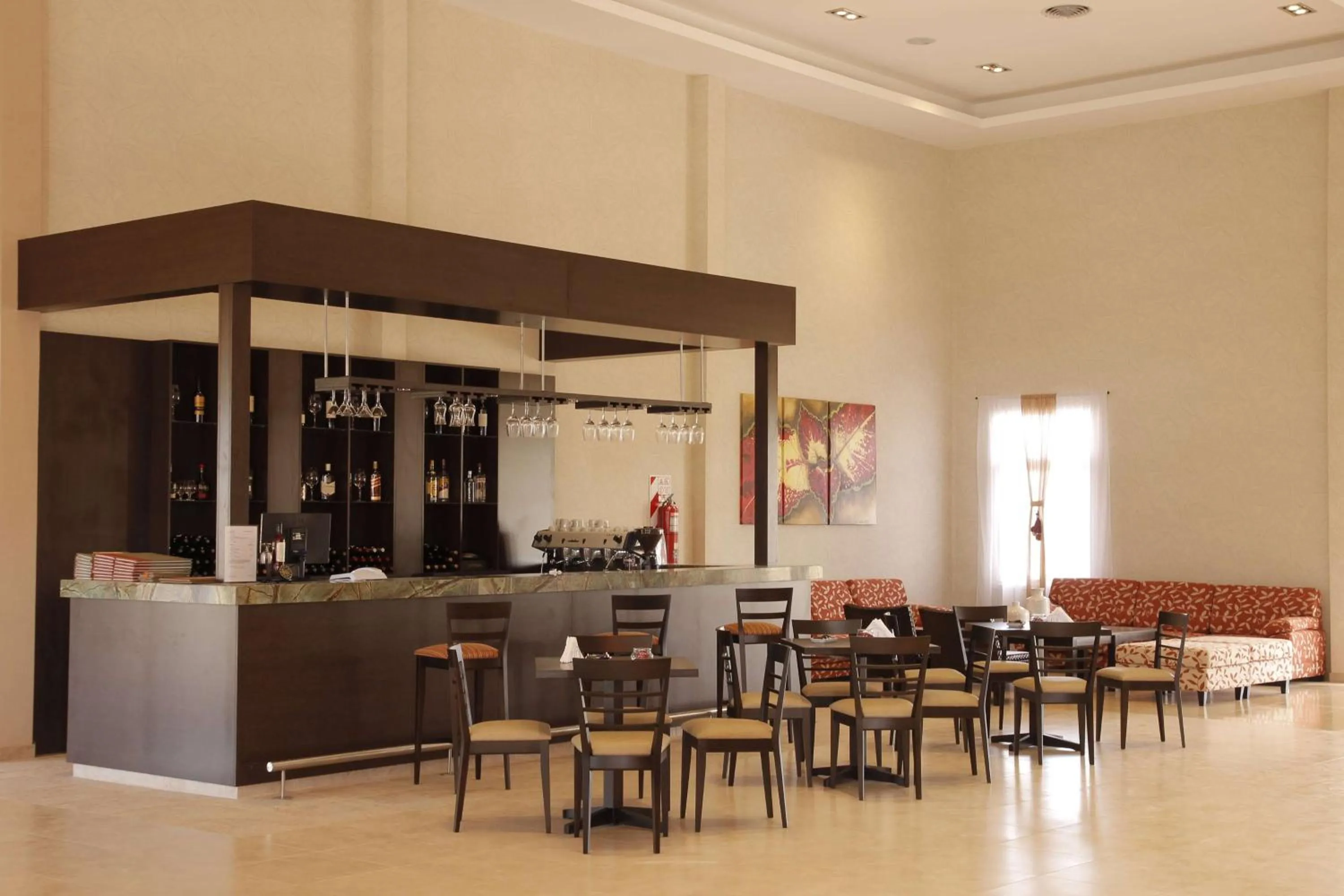 Lounge or bar in Howard Johnson Hotel & Resort Funes