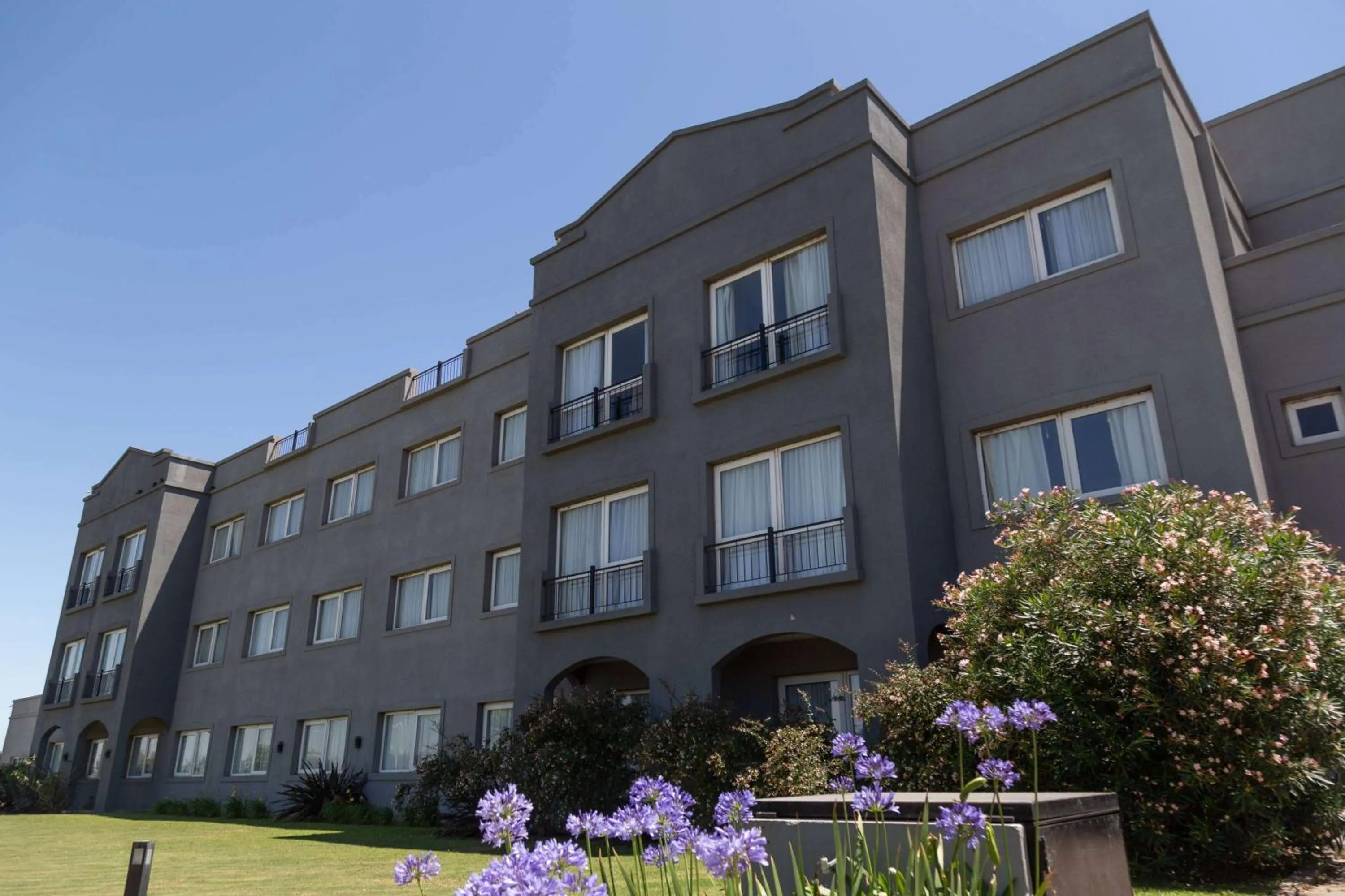 Property building in Howard Johnson Hotel & Resort Funes