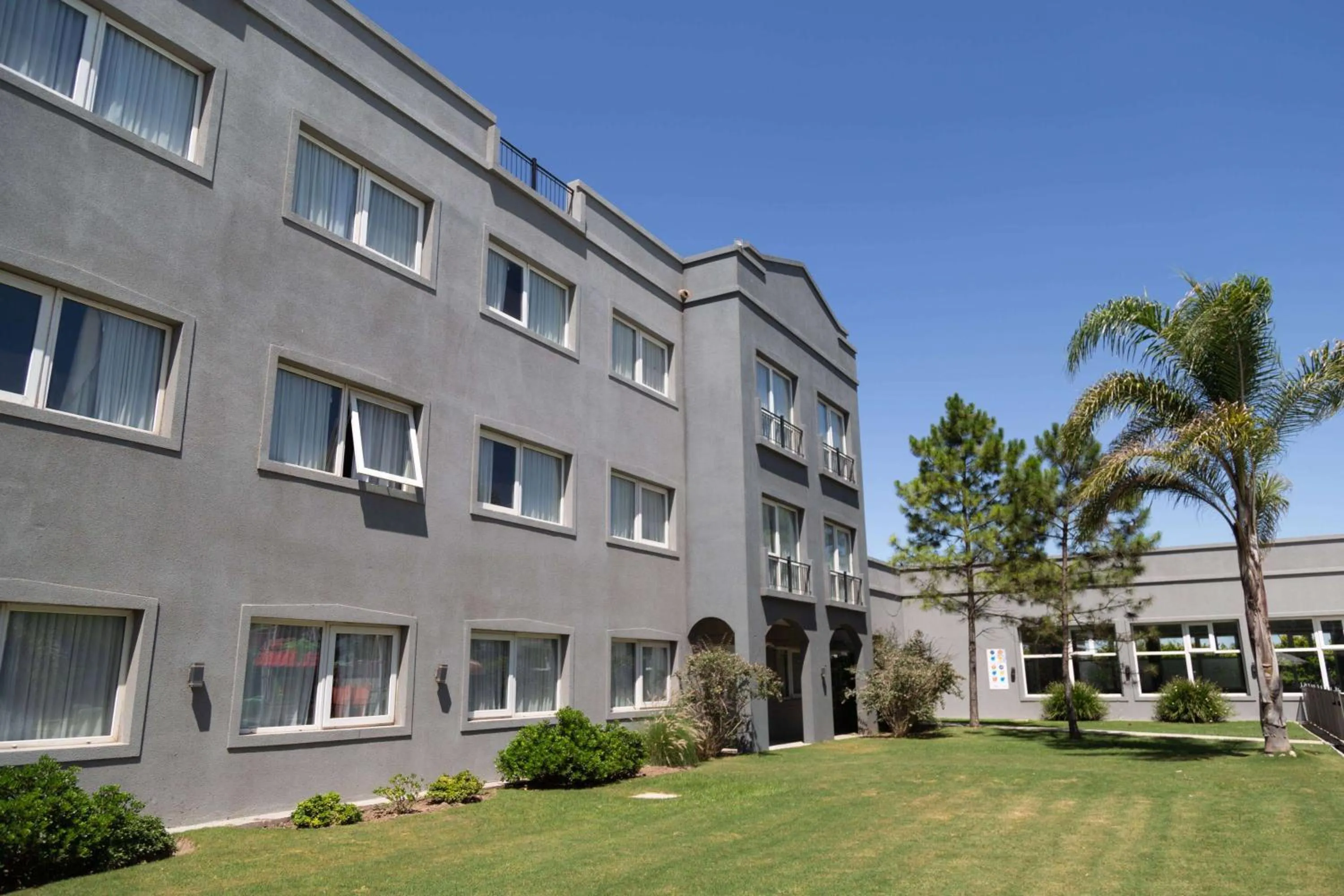 Property building in Howard Johnson Hotel & Resort Funes