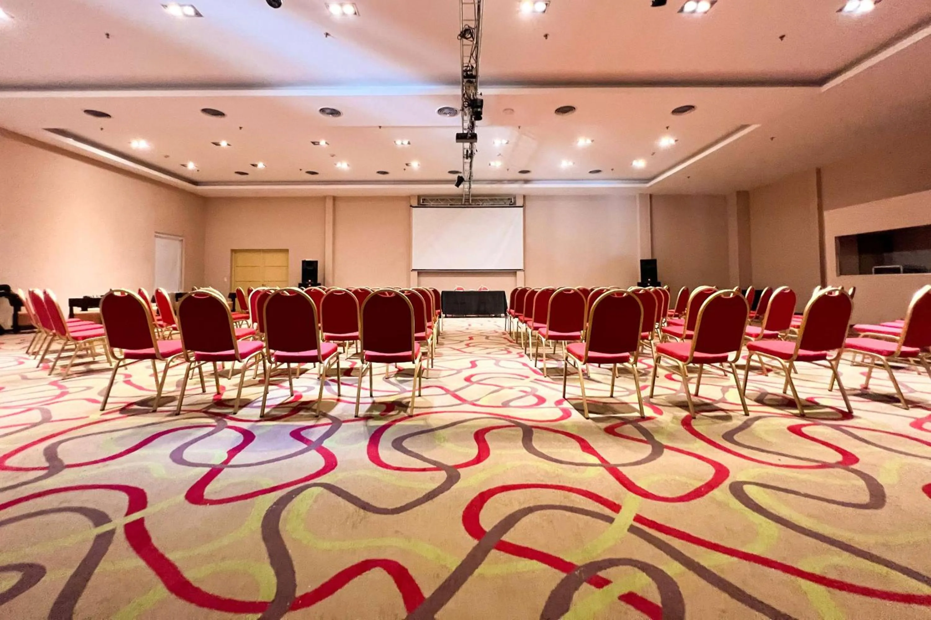 Meeting/conference room in Howard Johnson Hotel & Resort Funes