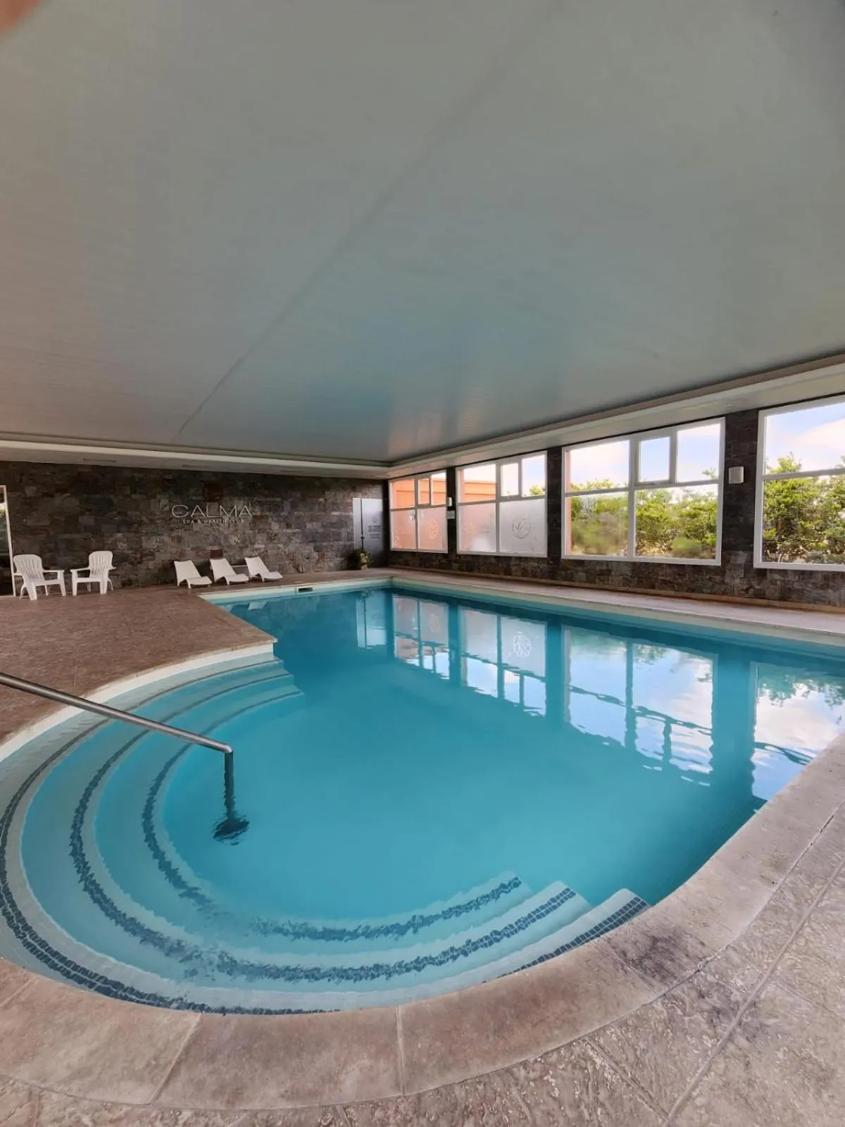 Swimming pool in Howard Johnson Hotel & Resort Funes