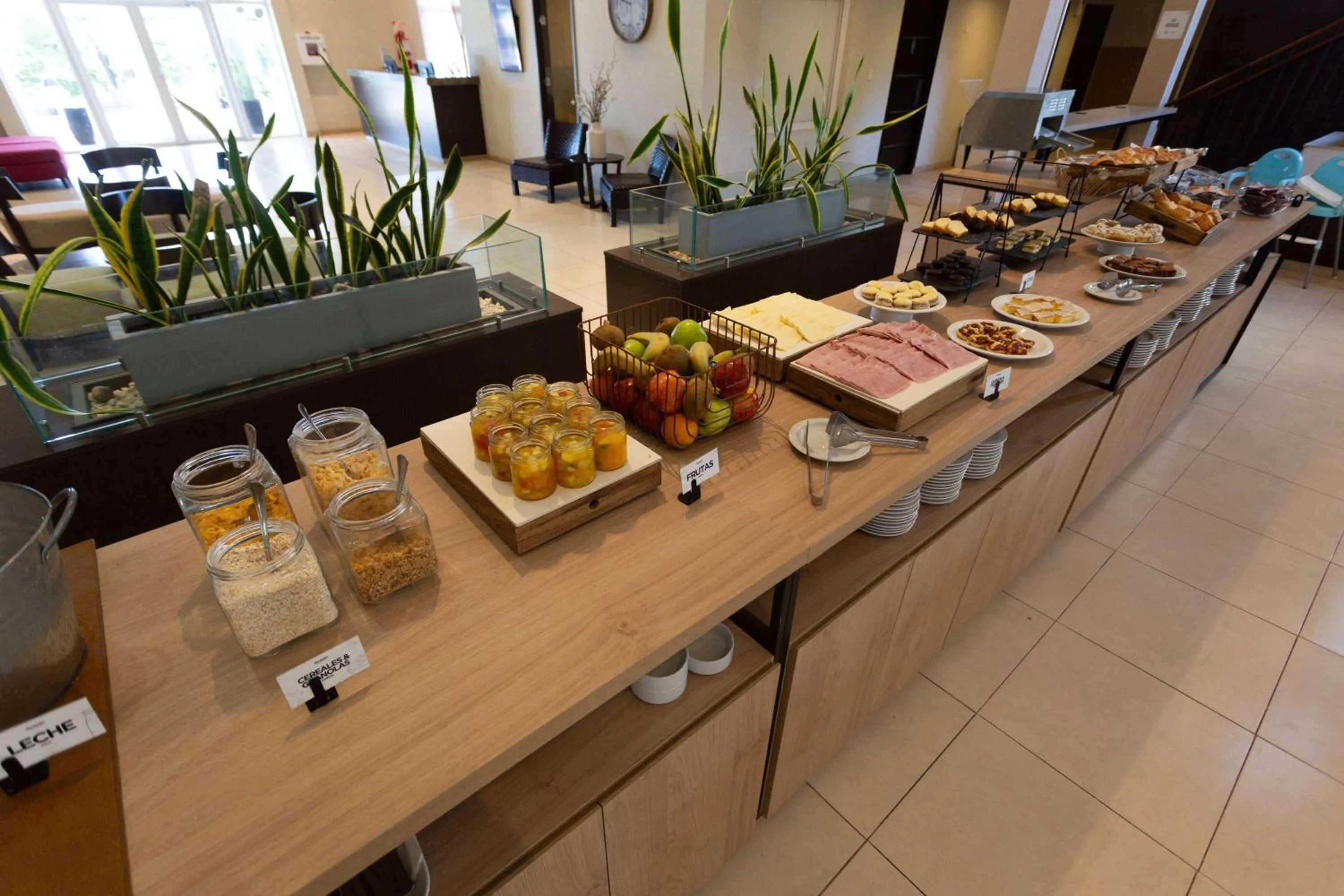 Restaurant/places to eat in Howard Johnson Hotel & Resort Funes