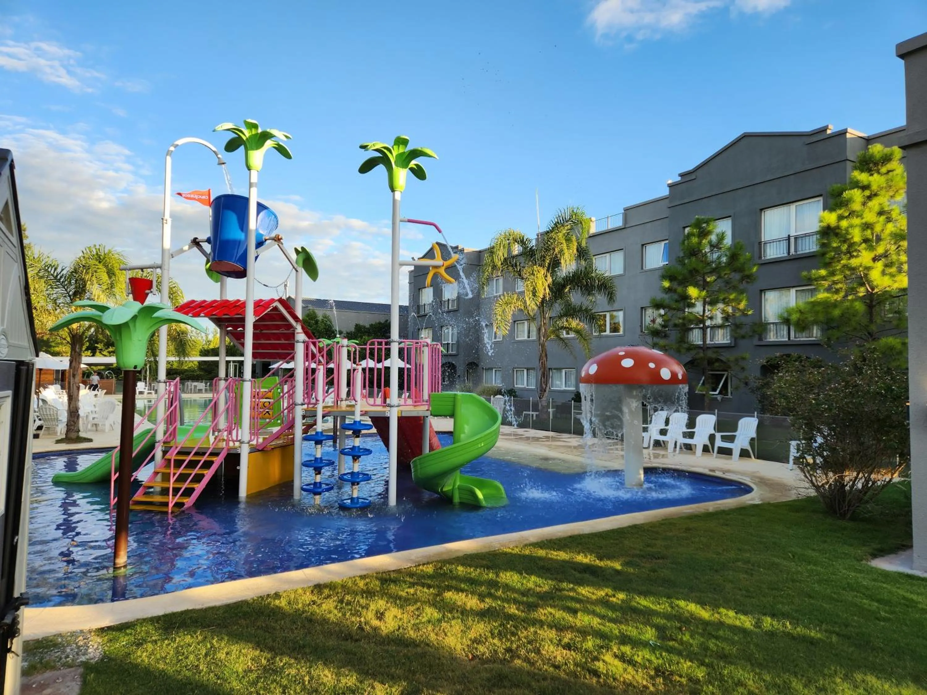 Swimming pool in Howard Johnson Hotel & Resort Funes