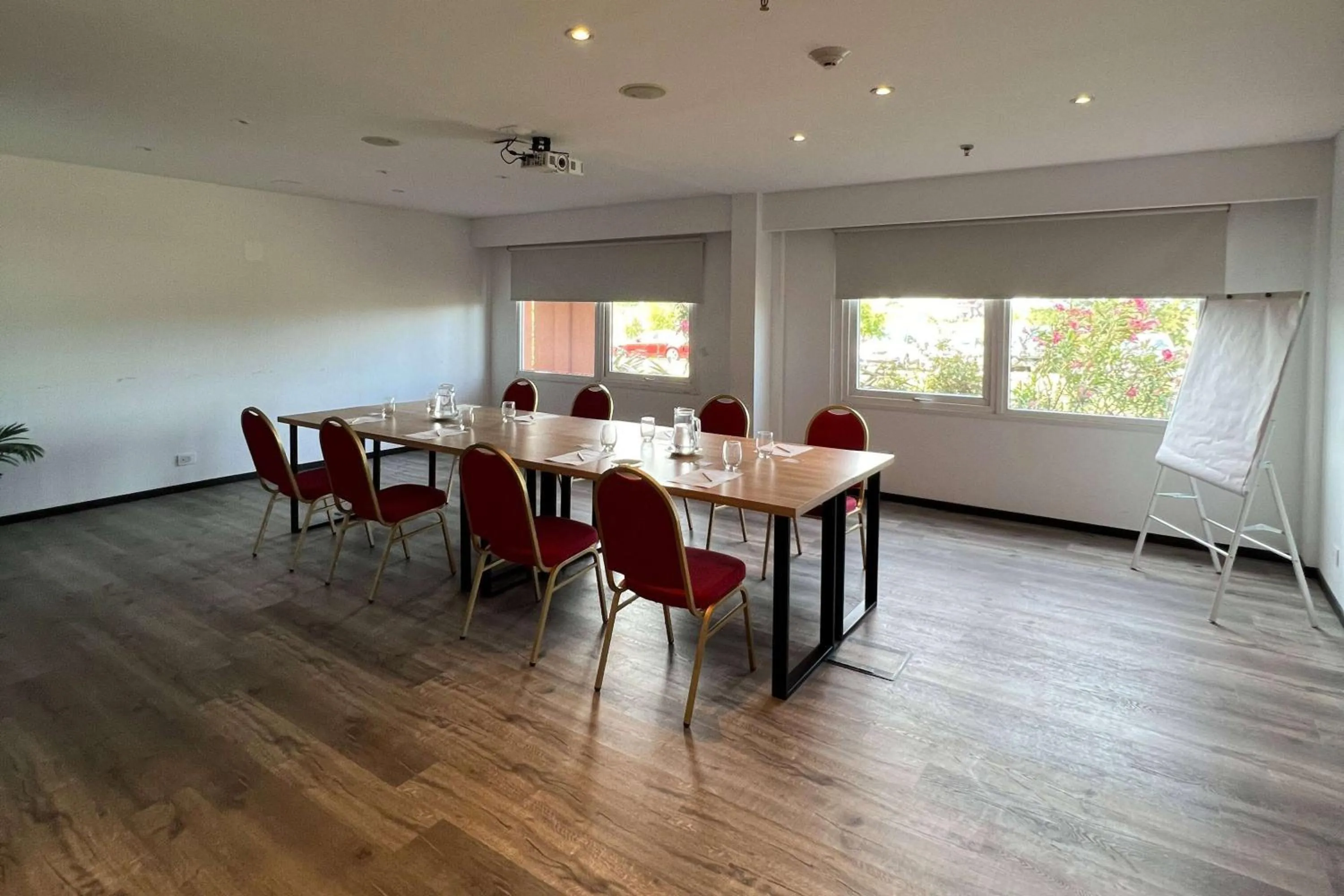 Meeting/conference room in Howard Johnson Hotel & Resort Funes