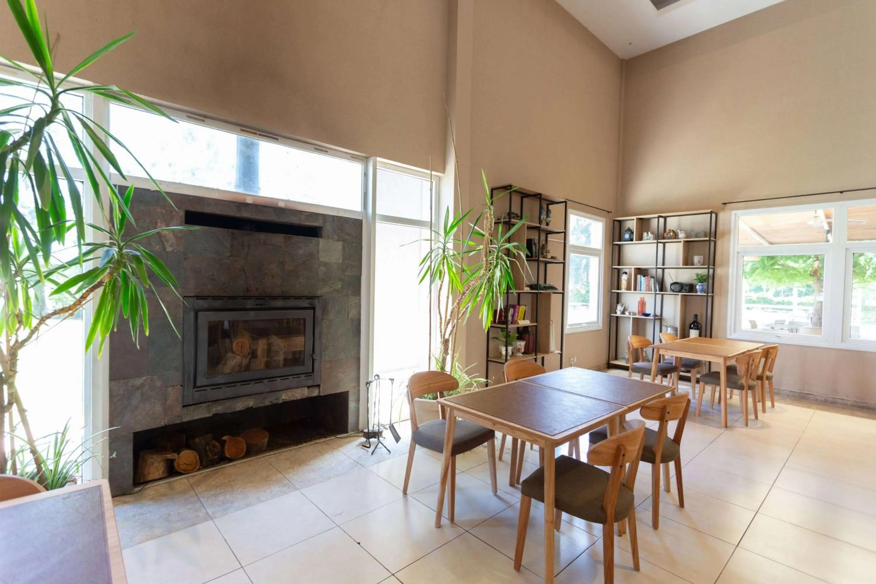 Meeting/conference room in Howard Johnson Hotel & Resort Funes