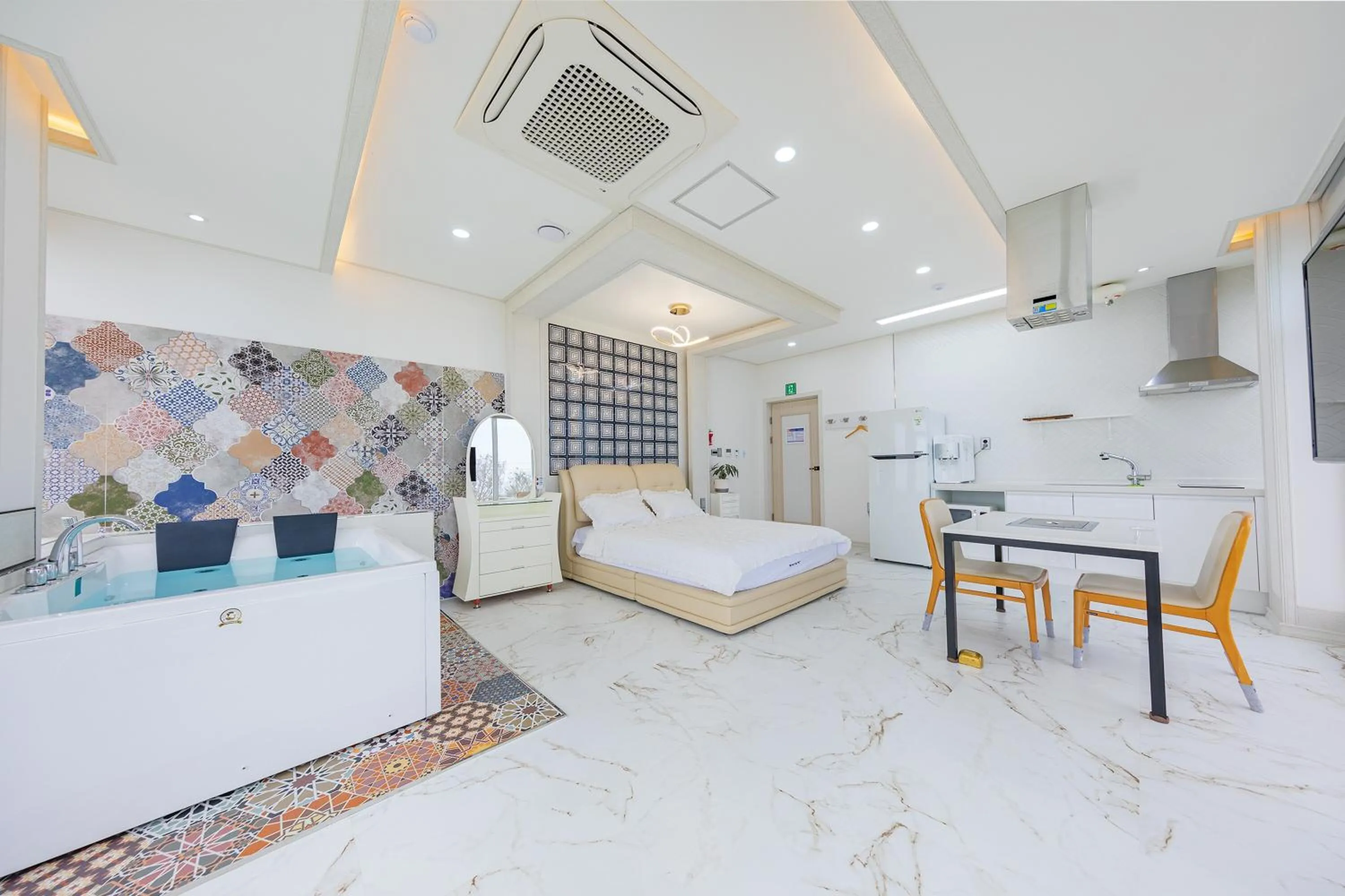 Bed in Samcheok white romantic pension