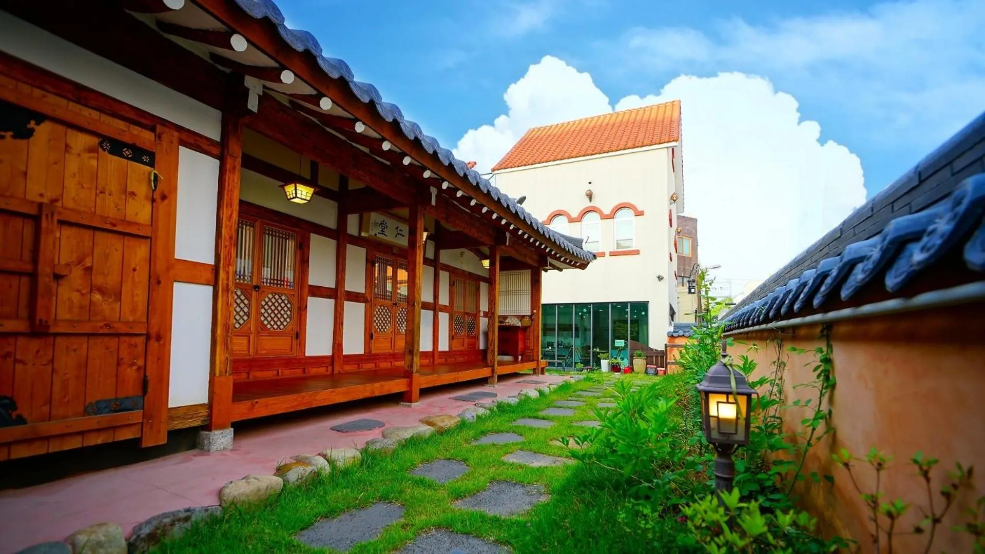 Jeonju Deokindang and Soo House Pension