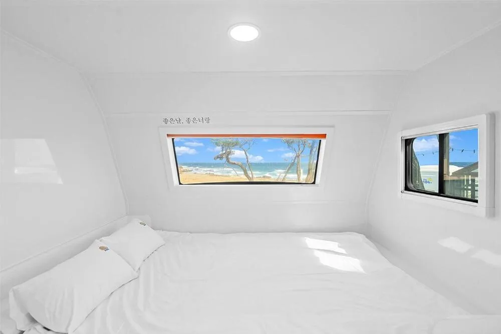 Bed in Pohang Uni’s Sea Caravan Homigot Branch