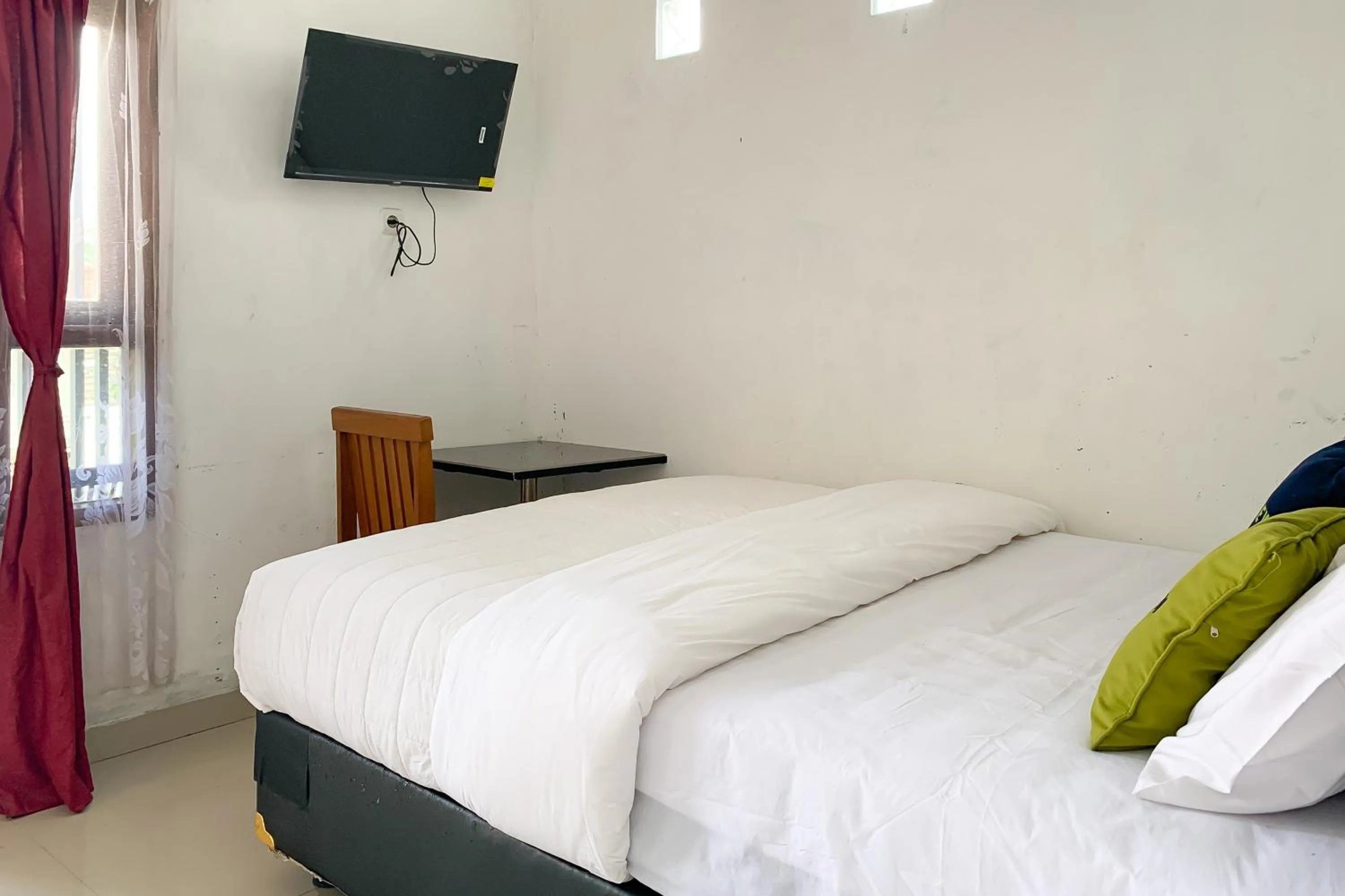 Bedroom, Bed in Urbanview Hotel Permata Syariah Garut