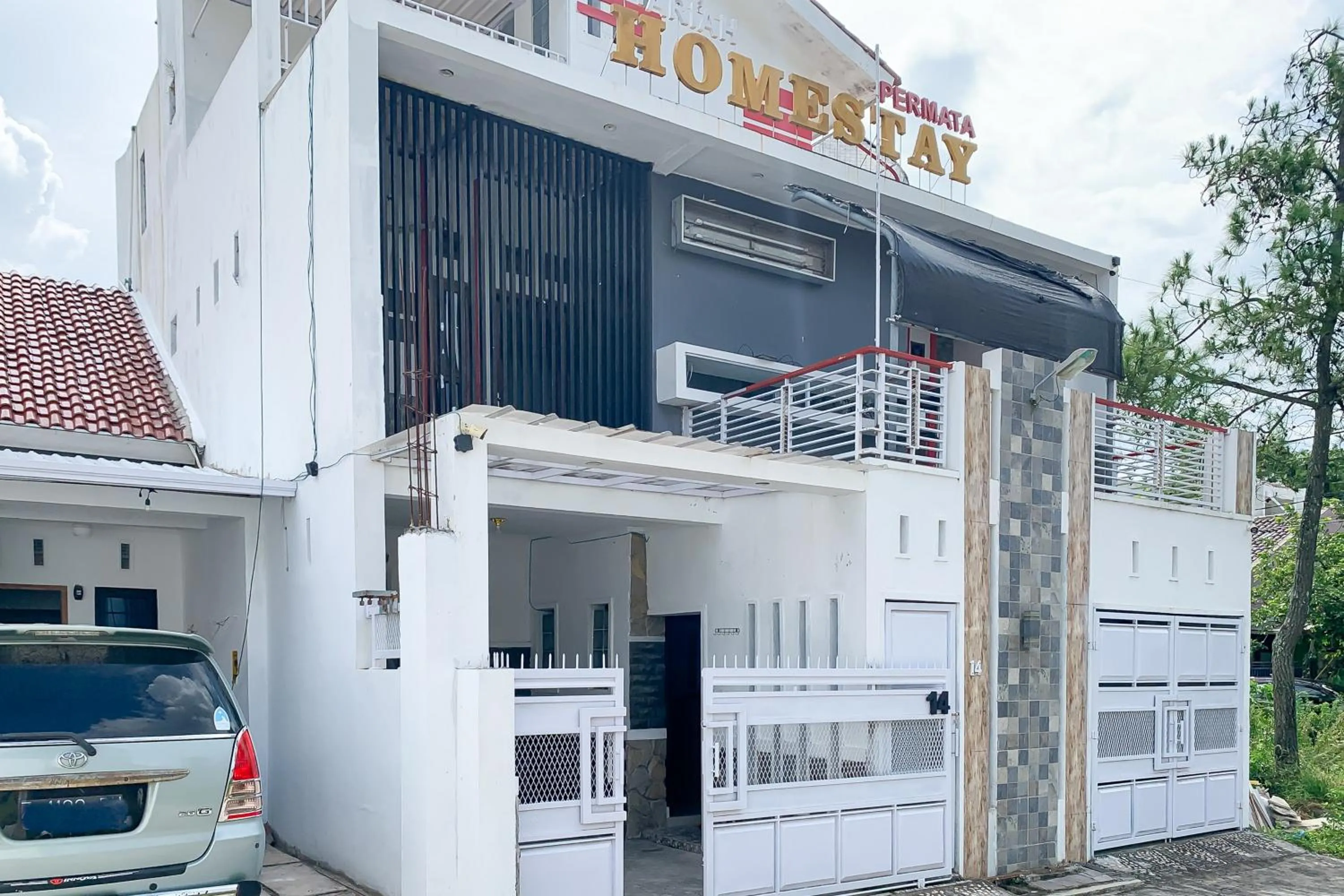 Facade/entrance in Urbanview Hotel Permata Syariah Garut