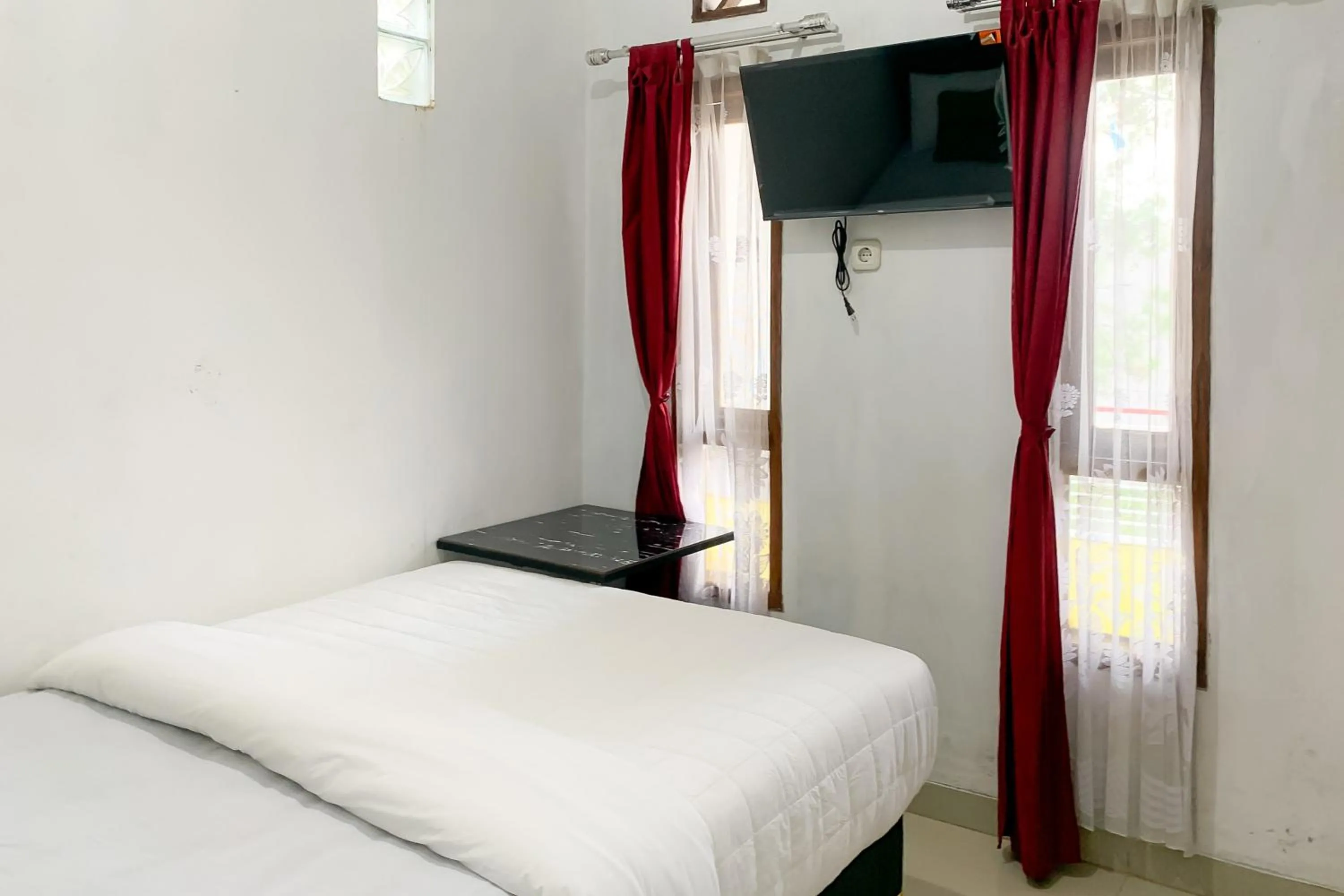 Bathroom, Bed in Urbanview Hotel Permata Syariah Garut