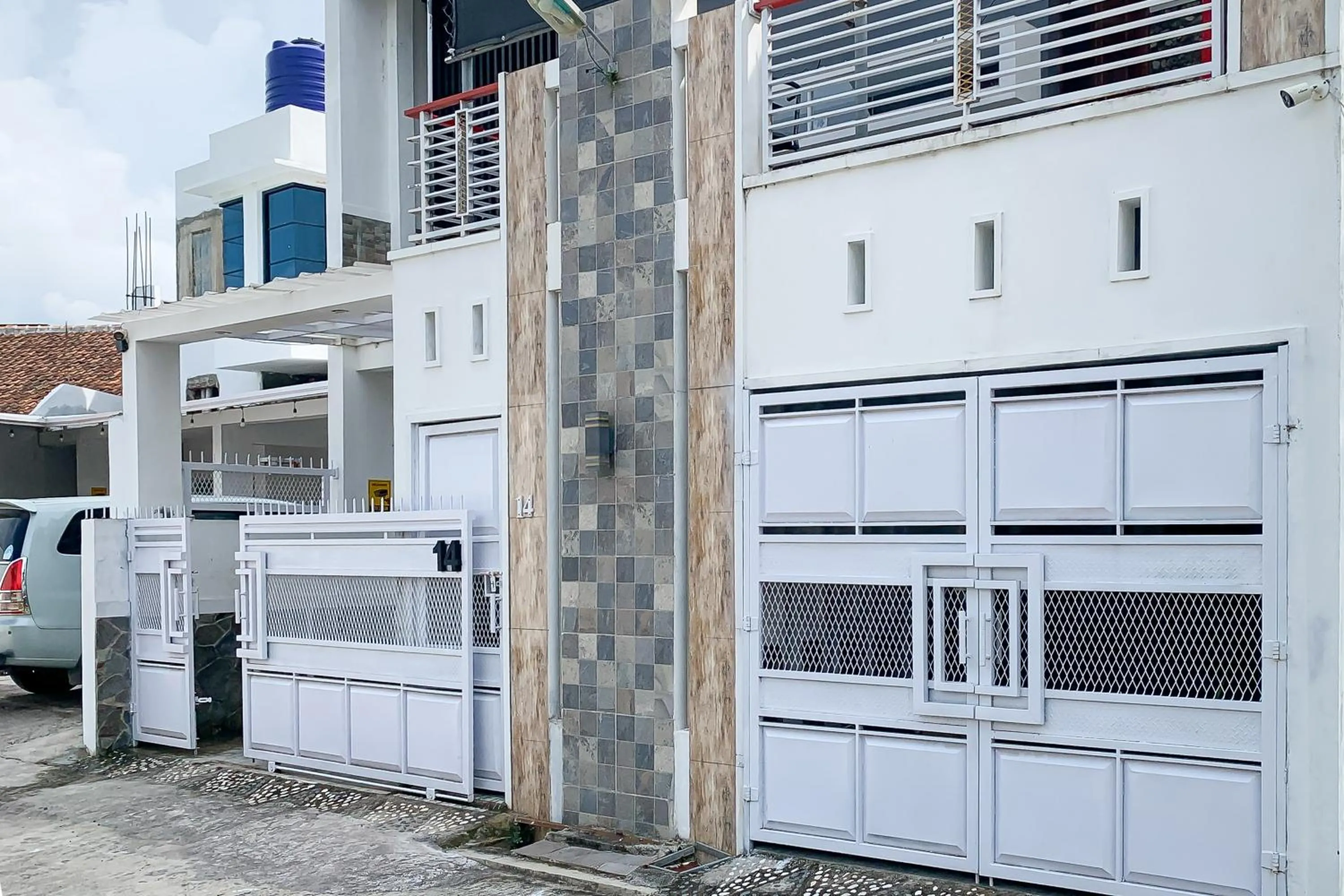 Facade/entrance in Urbanview Hotel Permata Syariah Garut