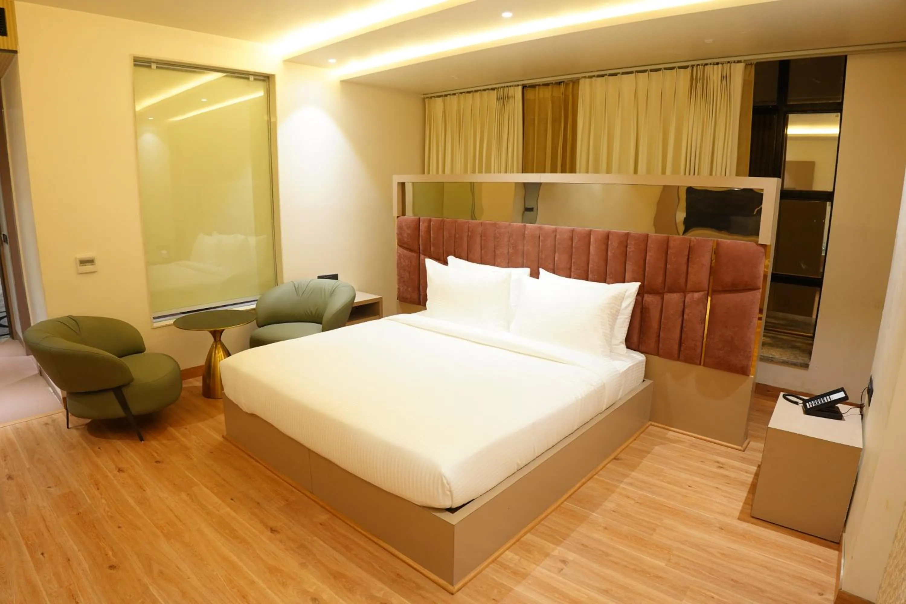 Photo of the whole room, Bed in The Pearl Petal