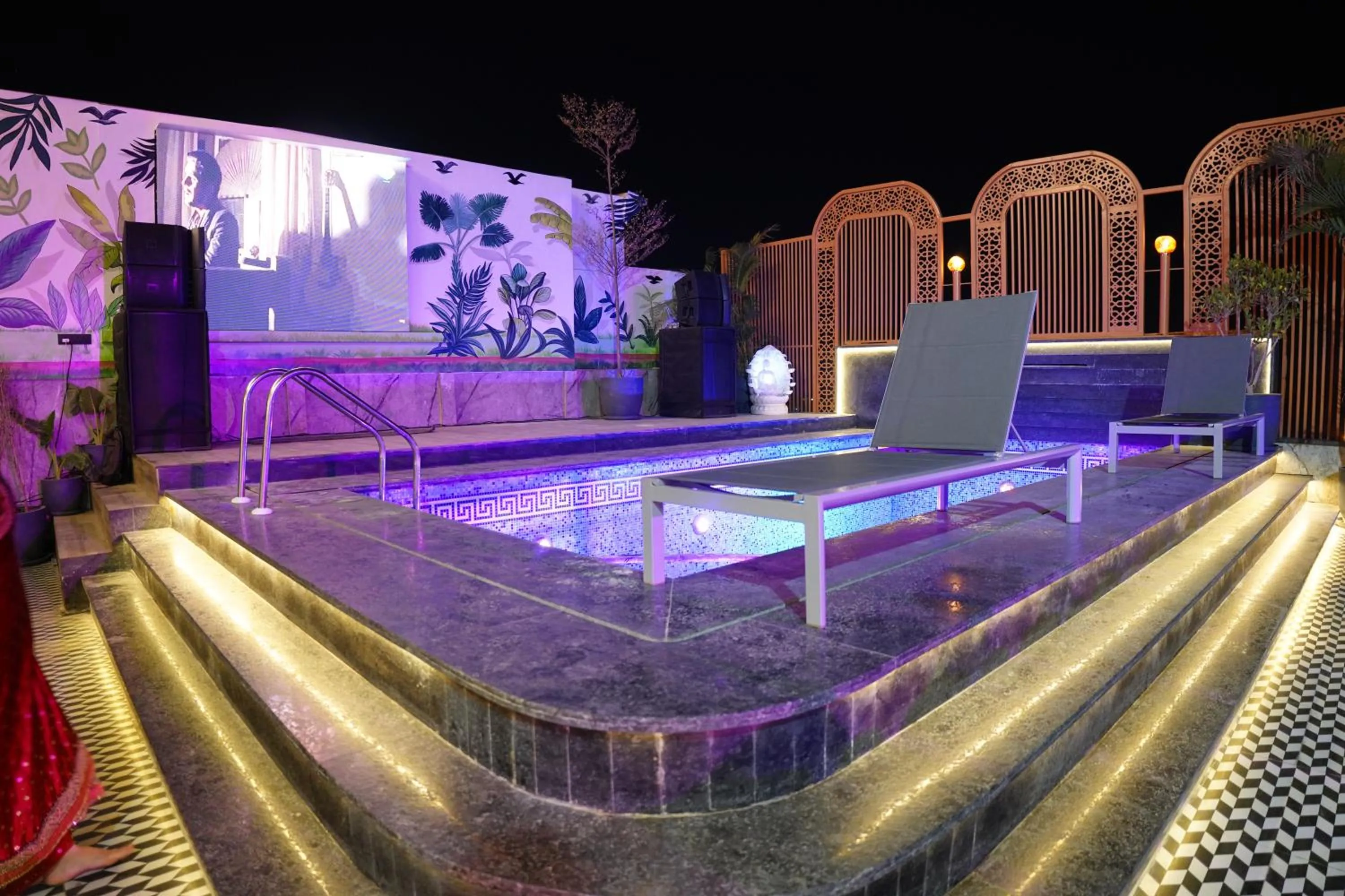 Swimming pool in The Pearl Petal