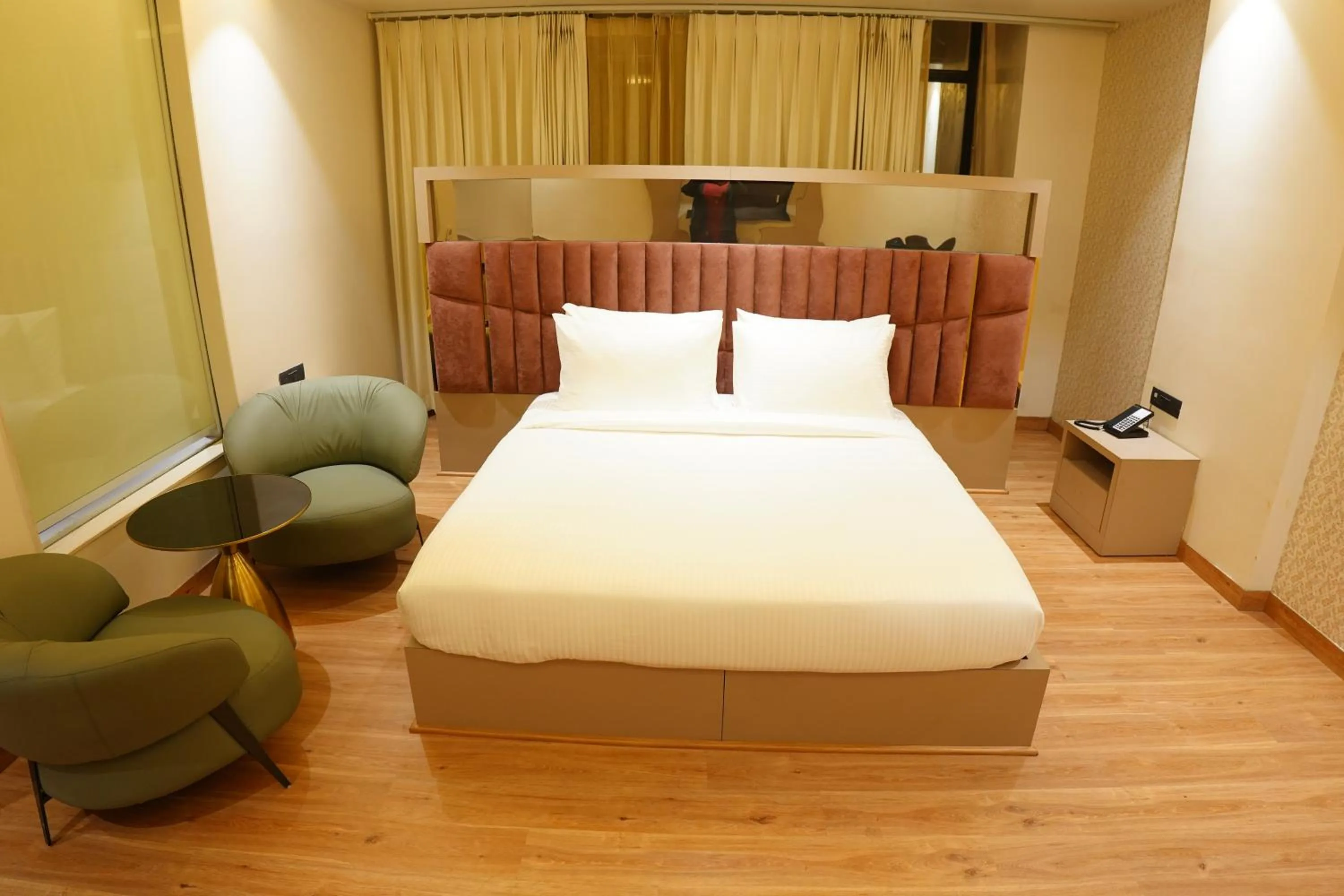 Bedroom, Bed in The Pearl Petal