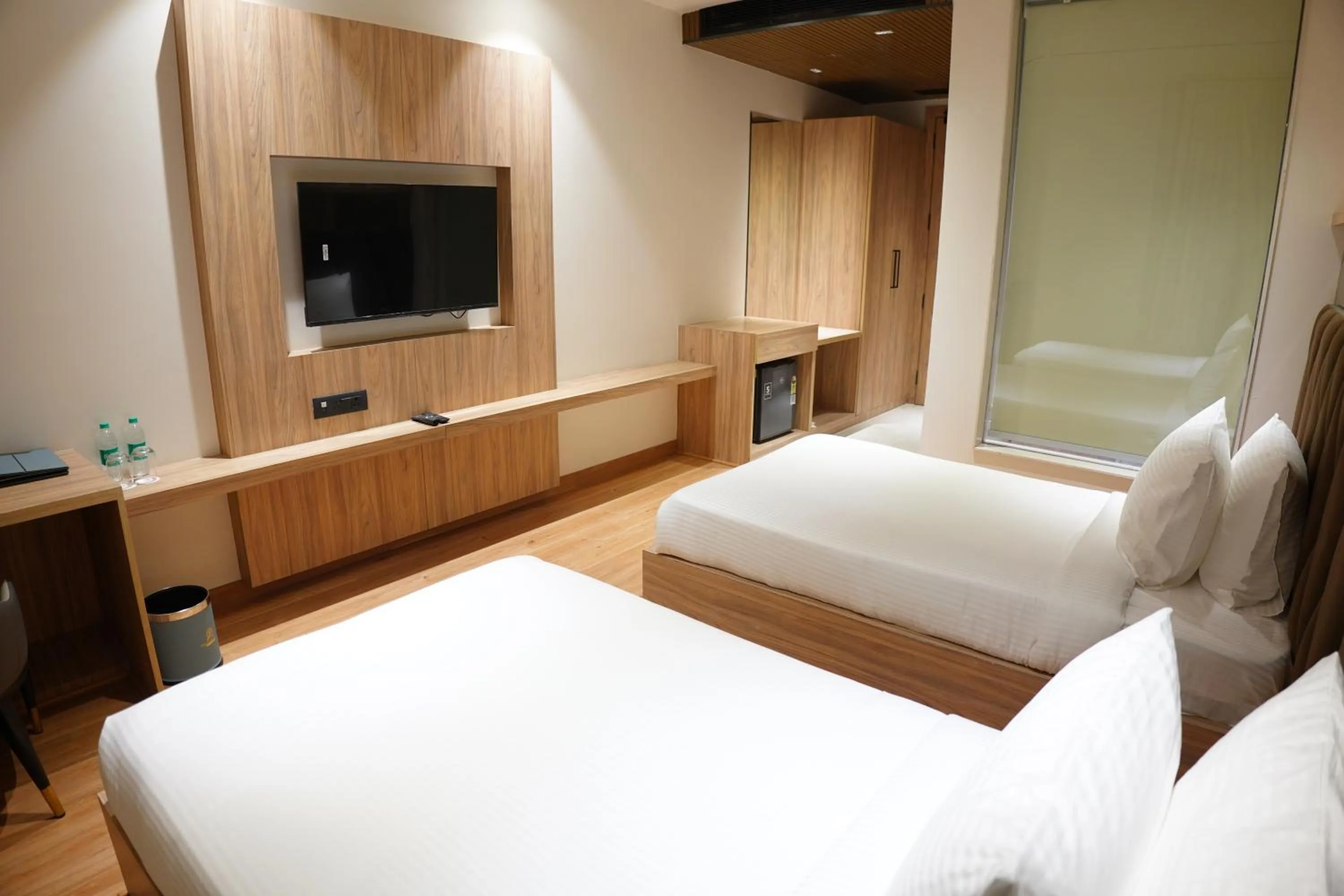 Photo of the whole room, Bed in The Pearl Petal