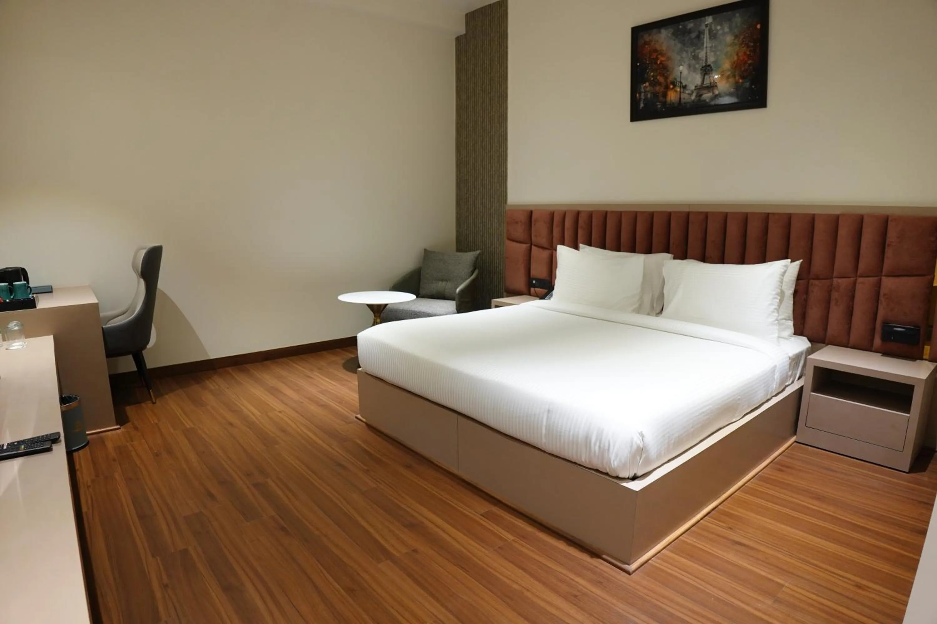 Bedroom, Bed in The Pearl Petal