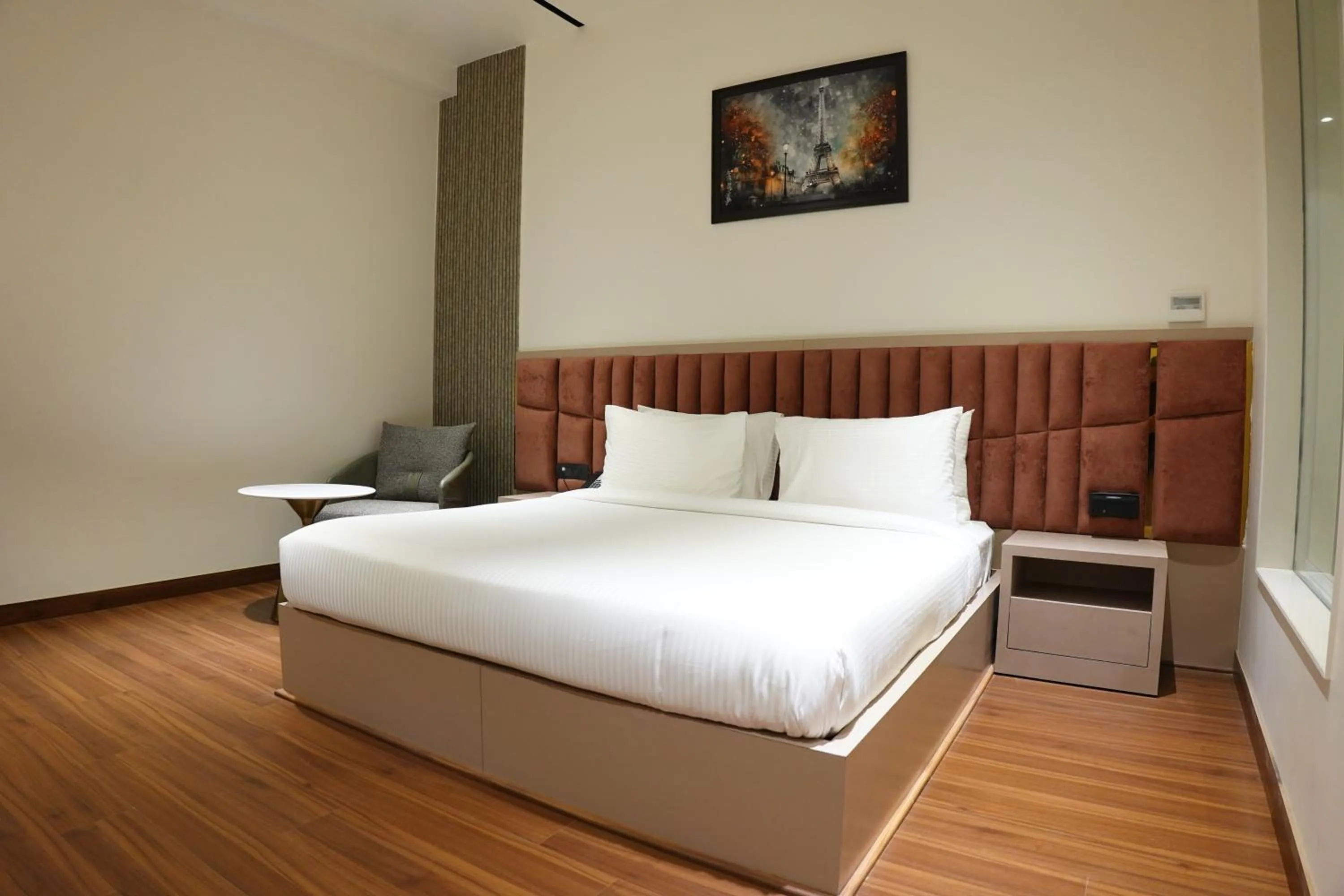 Bedroom, Bed in The Pearl Petal