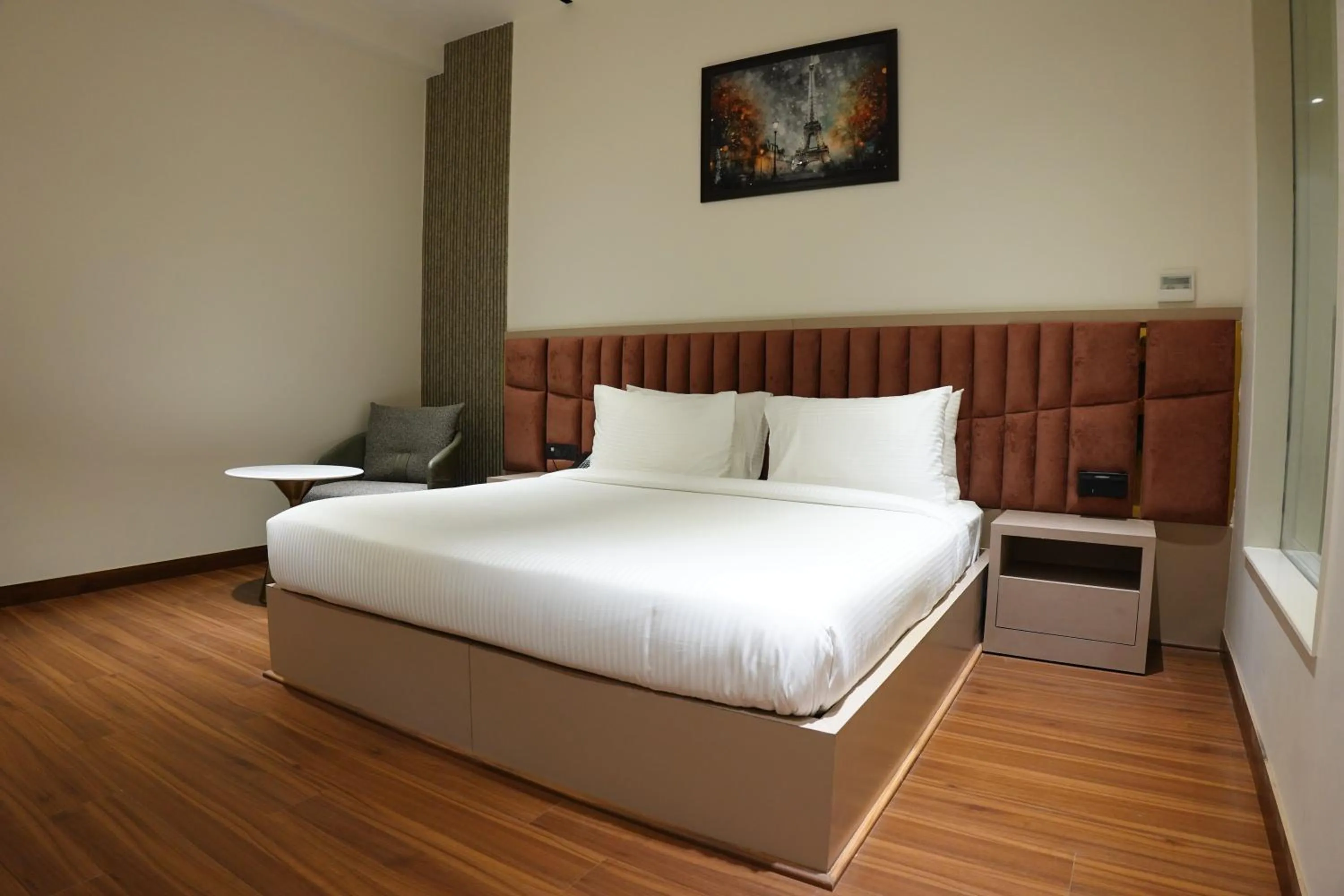 Bedroom, Bed in The Pearl Petal