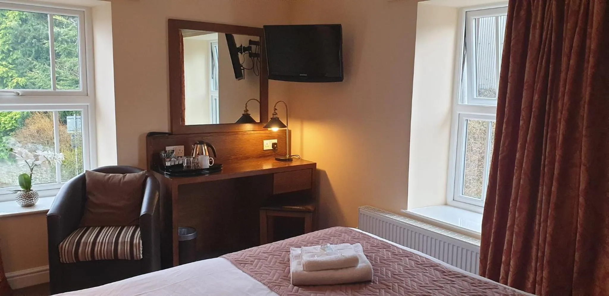 Text overlay, Bed in Usk And Railway Inn