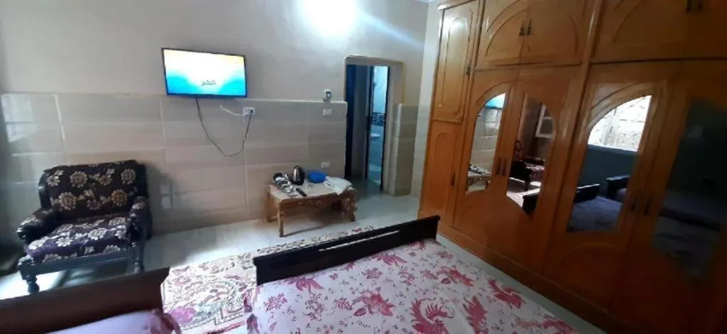 Bedroom, Bed in Pyramids View