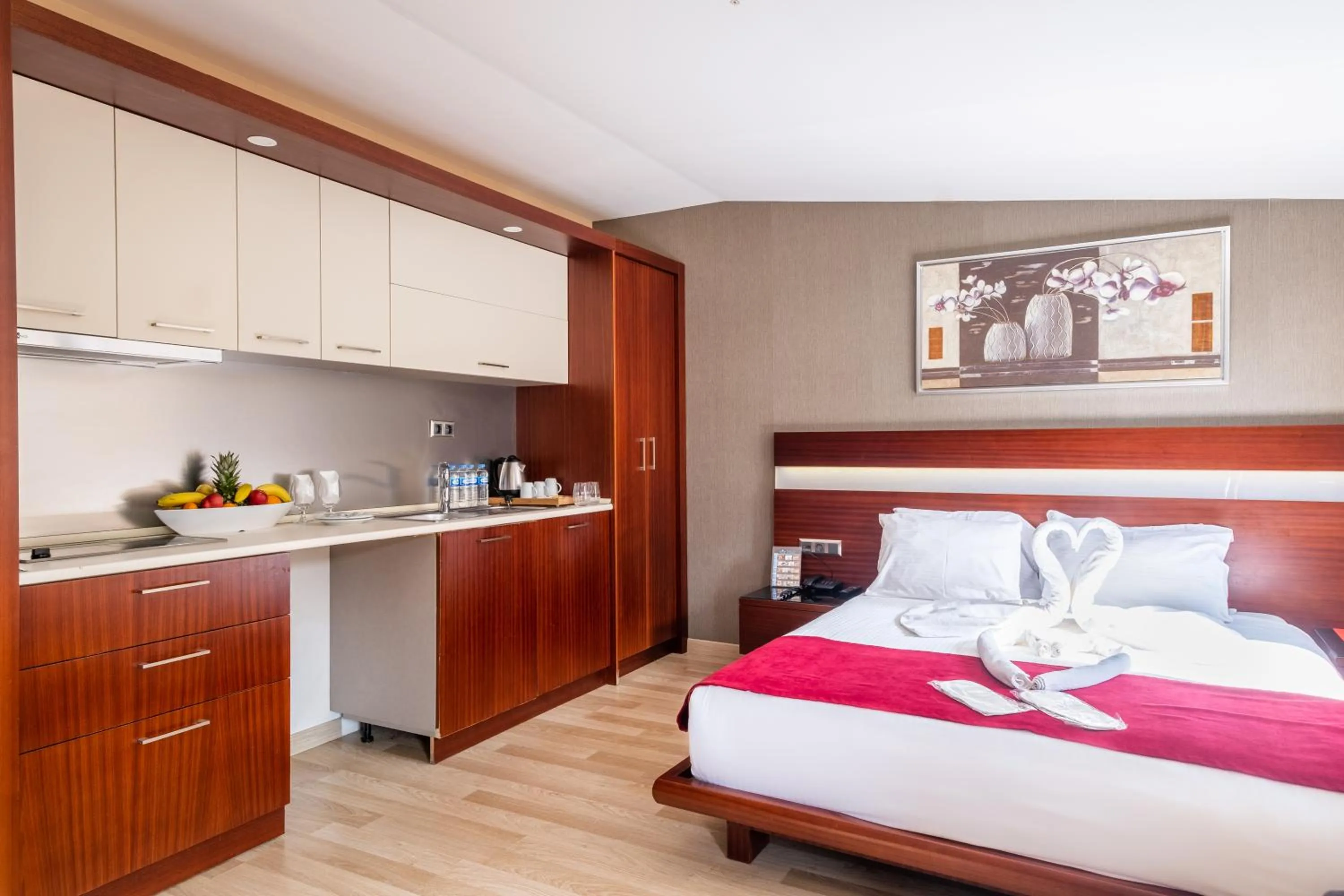 Kitchen or kitchenette, Bed in Park by Clover Nişantaşı Harbiye Şişli