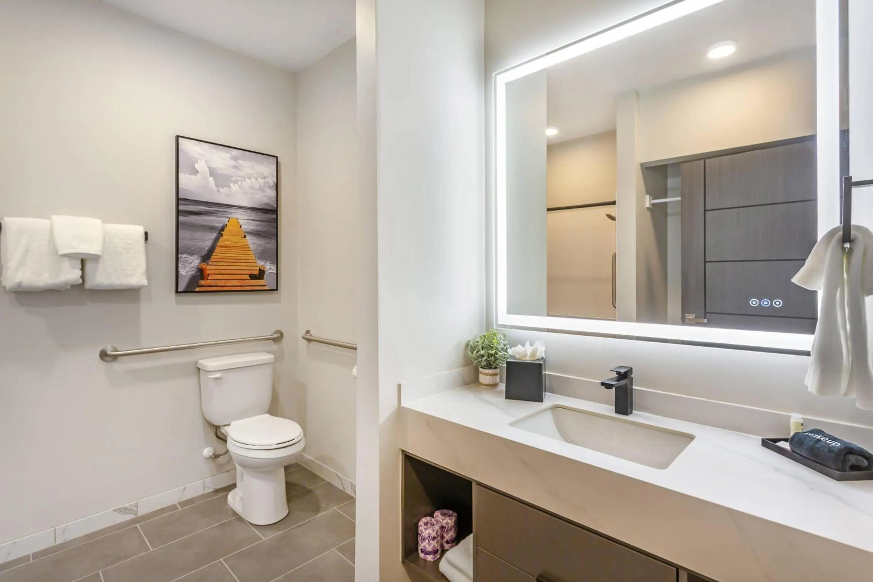 Bedroom in The Valor, an Ascend Collection Hotel