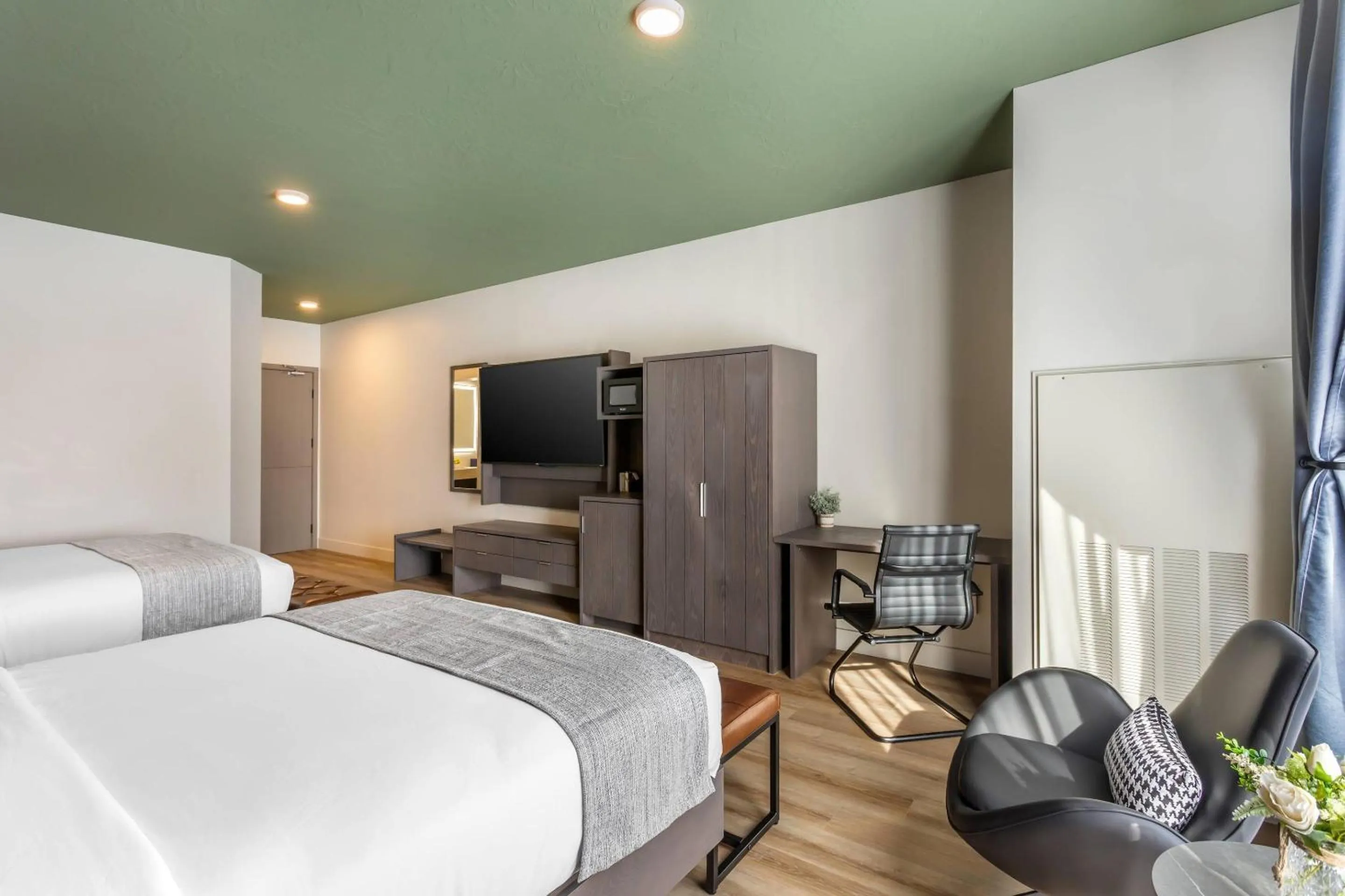 Bedroom, Bed in The Valor, an Ascend Collection Hotel
