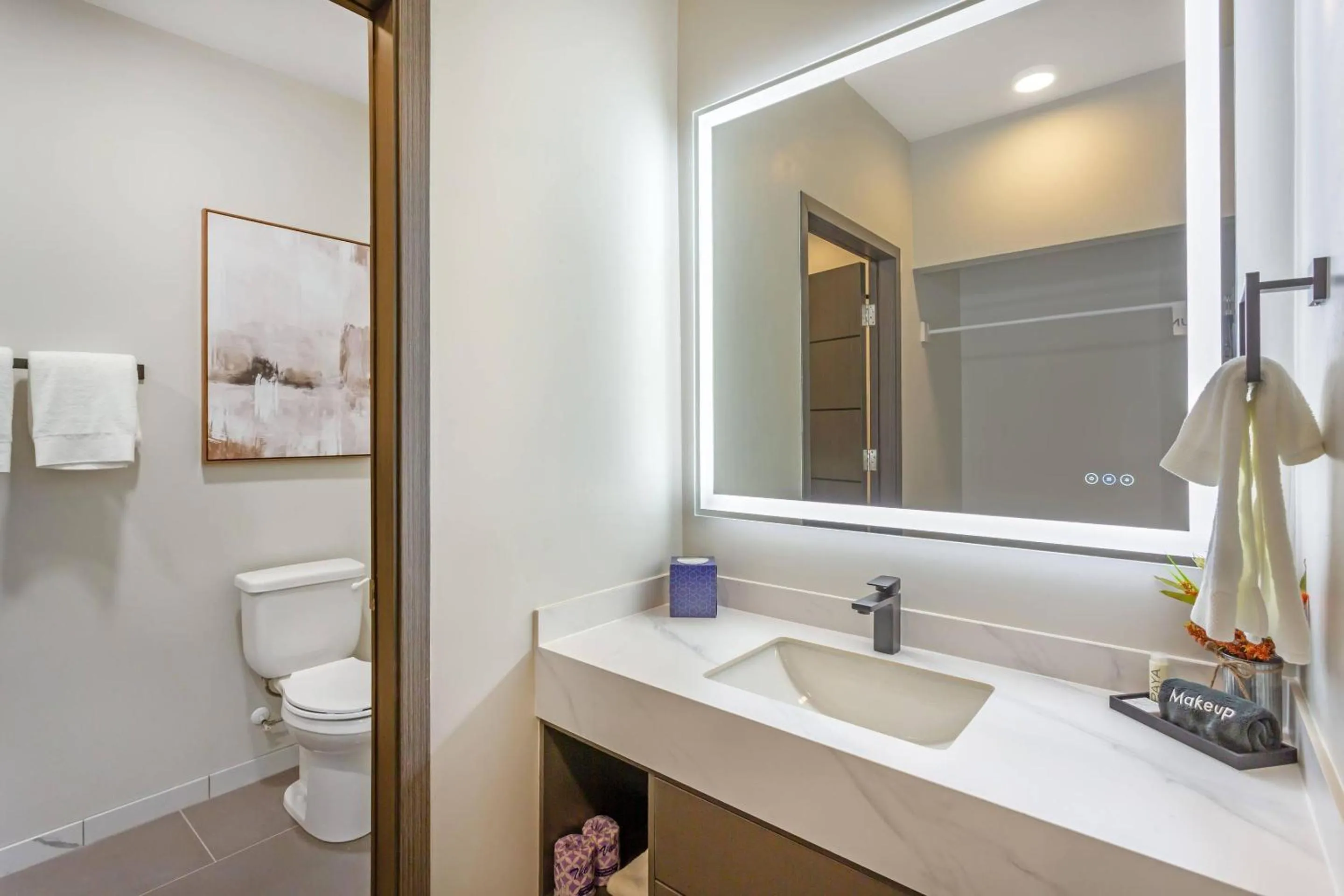 Bedroom in The Valor, an Ascend Collection Hotel