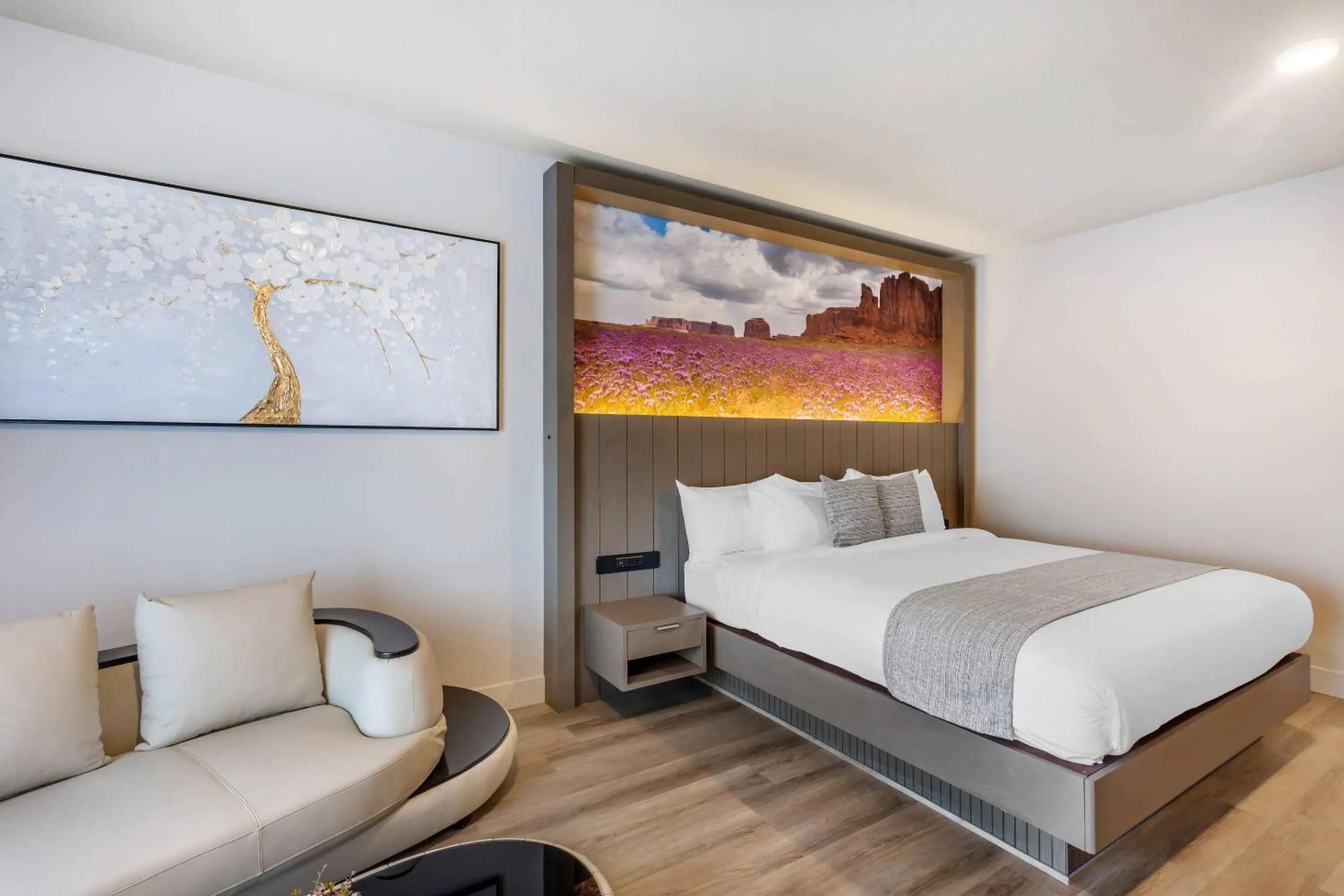 Bedroom, Bed in The Valor, an Ascend Collection Hotel