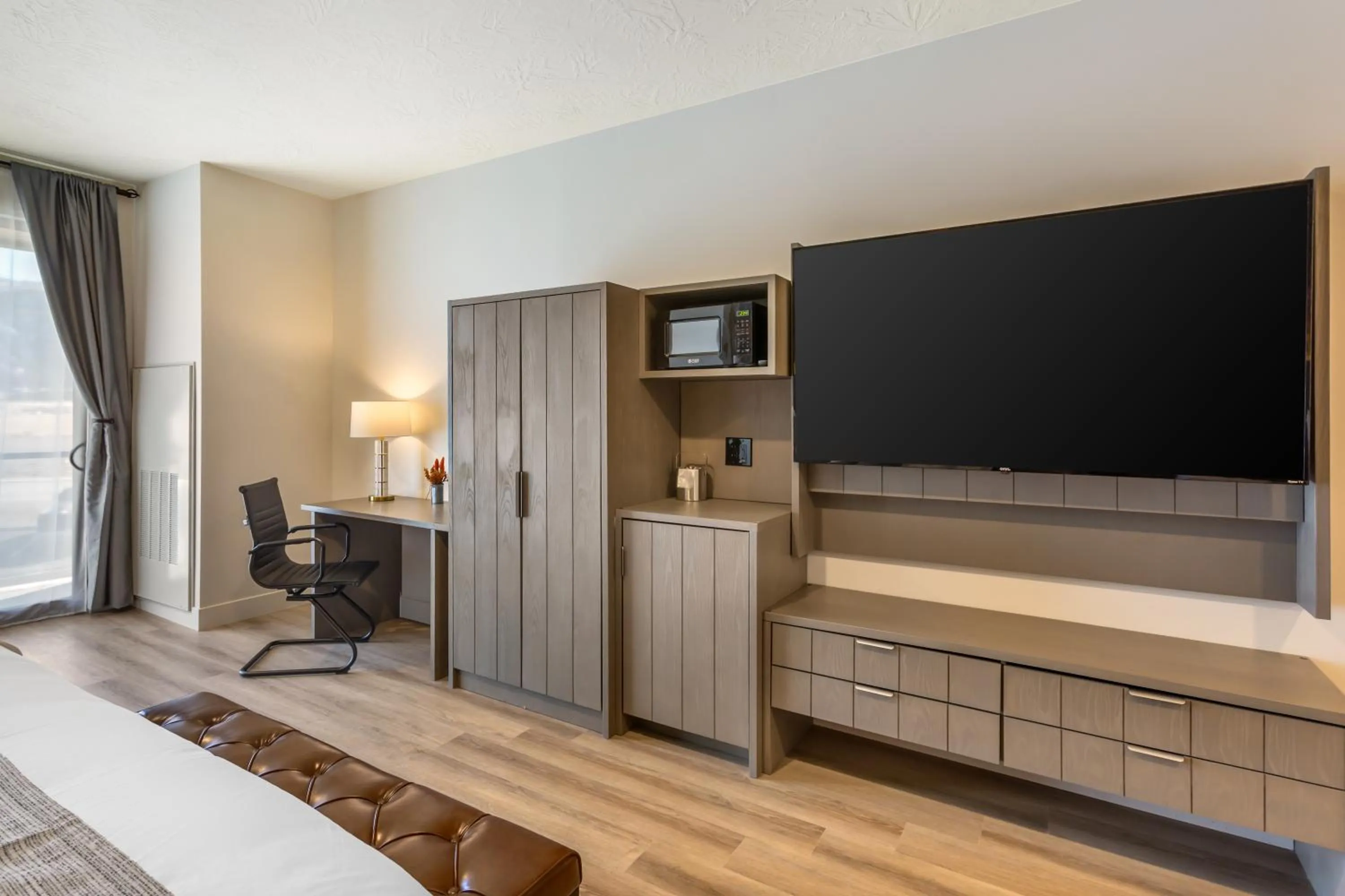 TV and multimedia in The Valor, an Ascend Collection Hotel