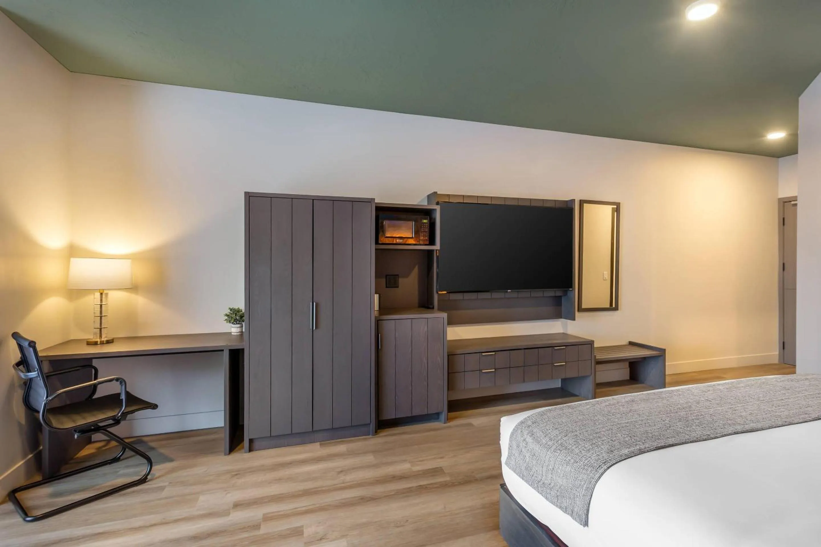Bedroom, Bed in The Valor, an Ascend Collection Hotel