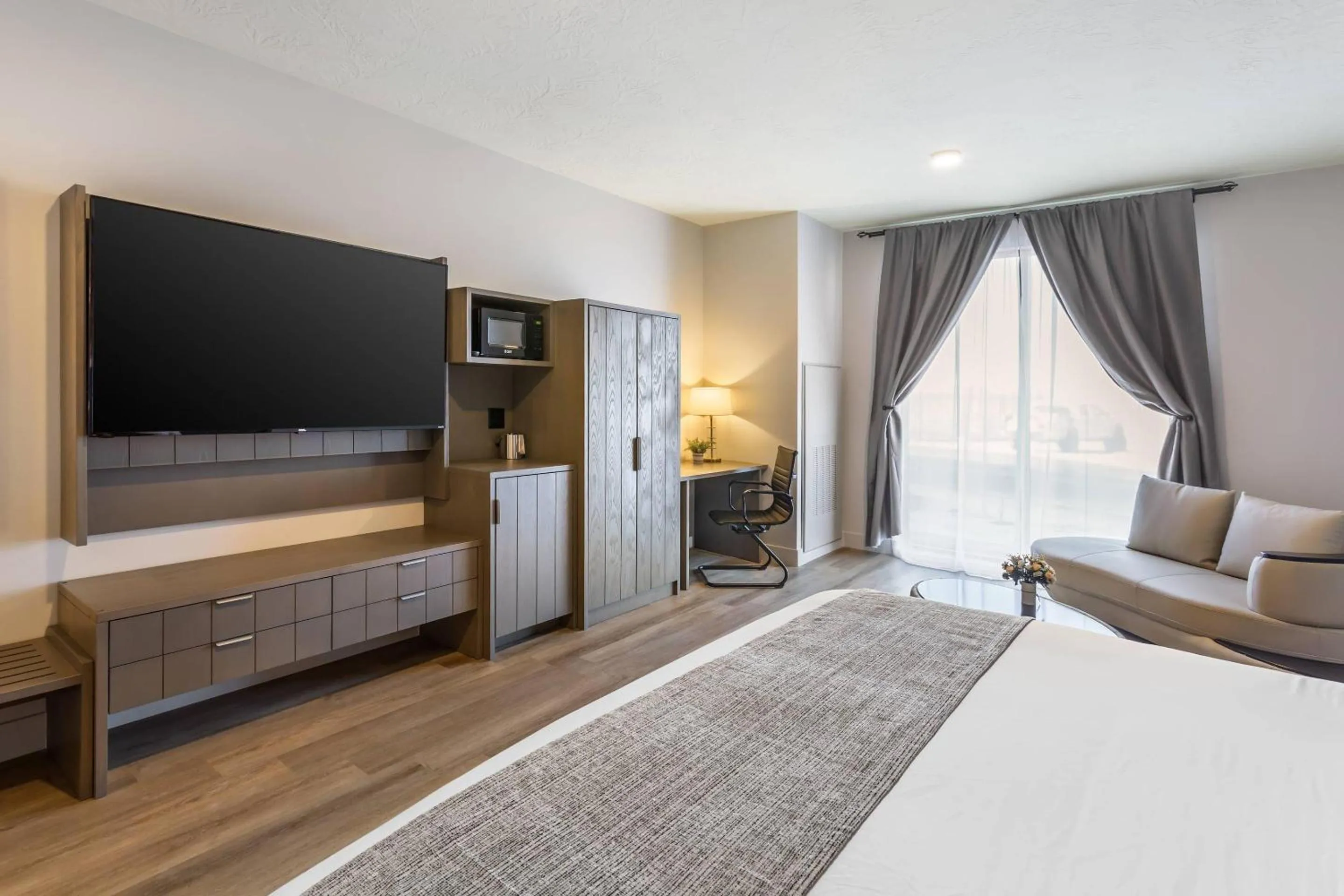 Bedroom, Bed in The Valor, an Ascend Collection Hotel