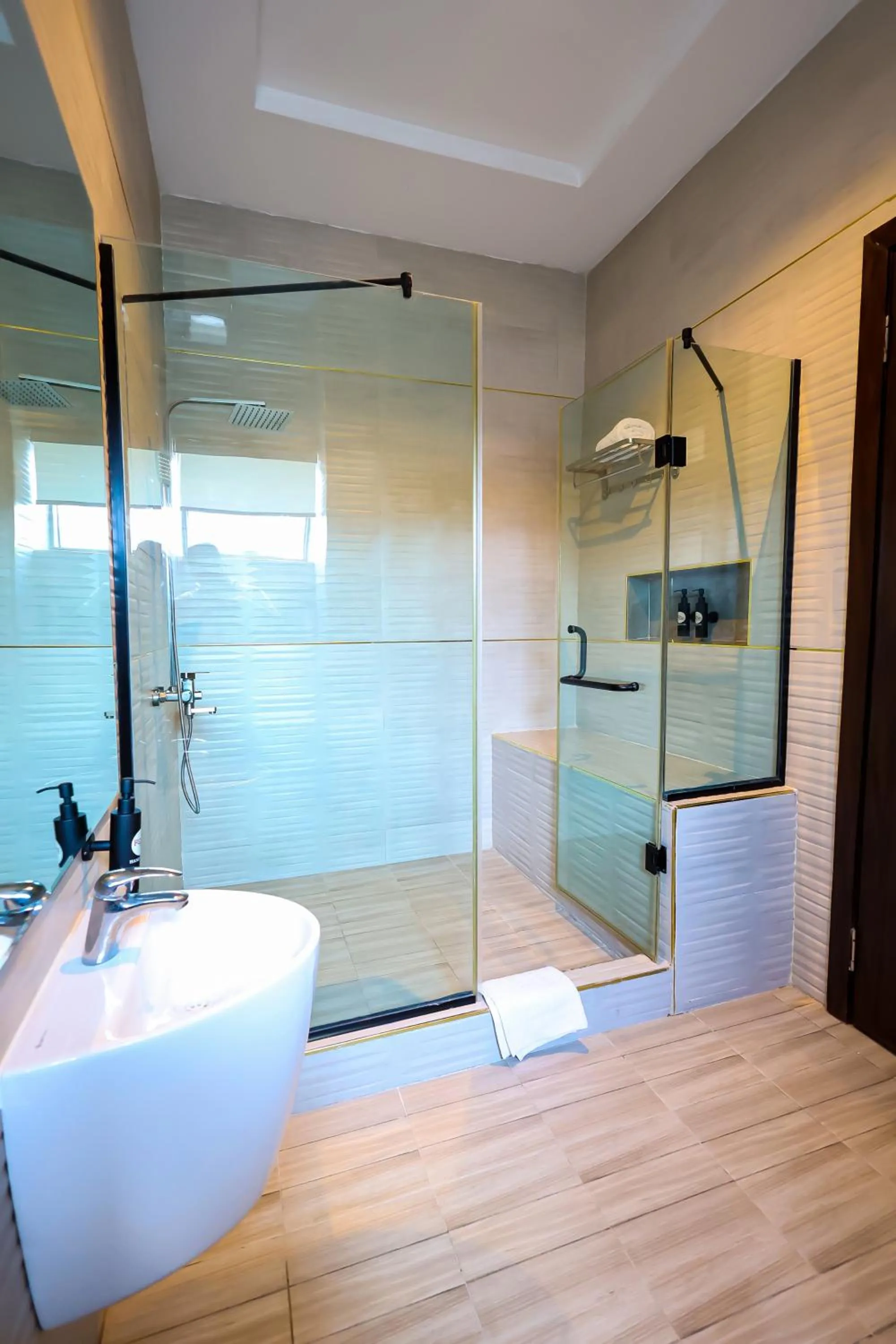 Shower in Ringruby Hotel, Eso Close