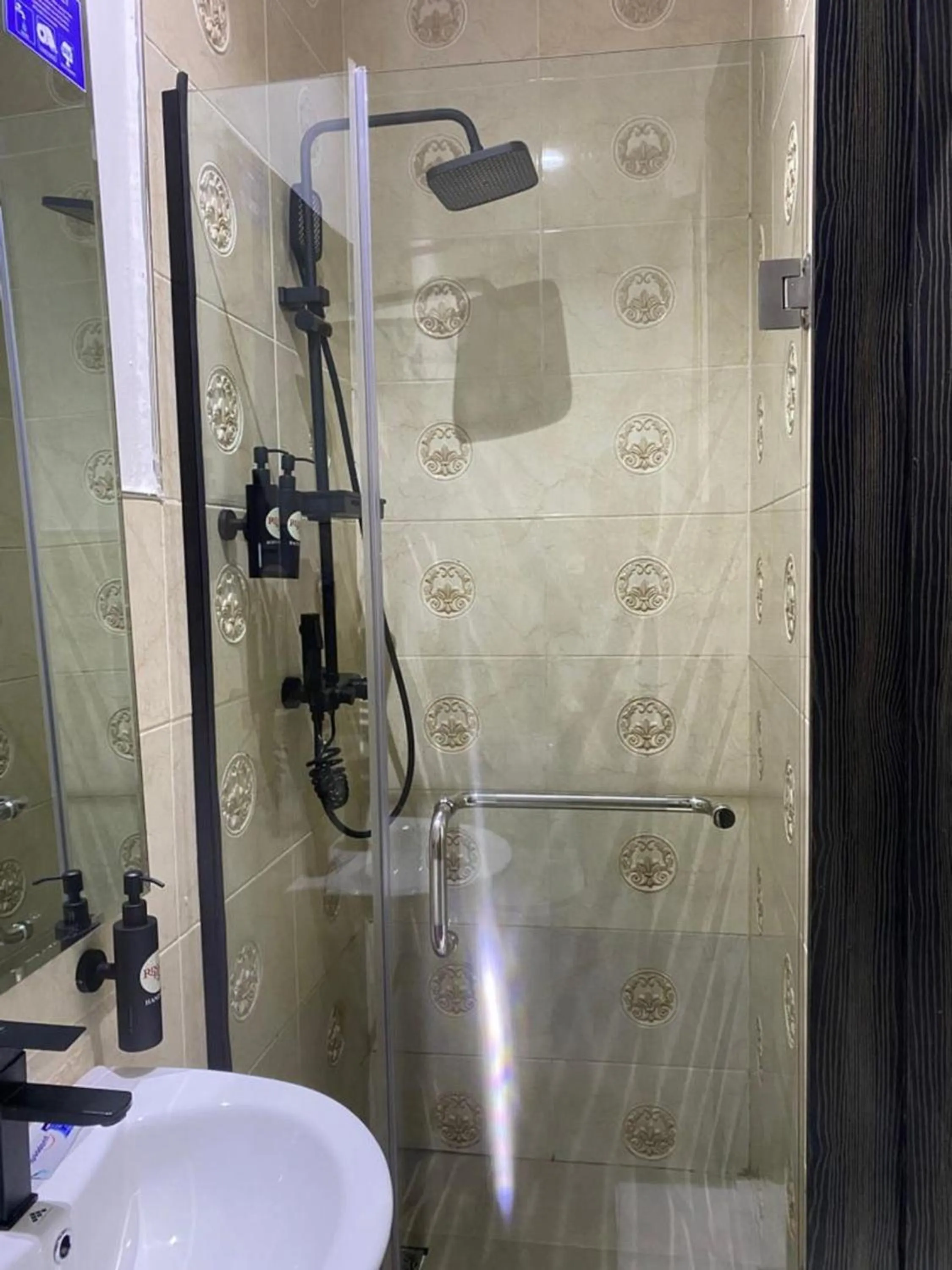 Shower in Ringruby Hotel, Eso Close