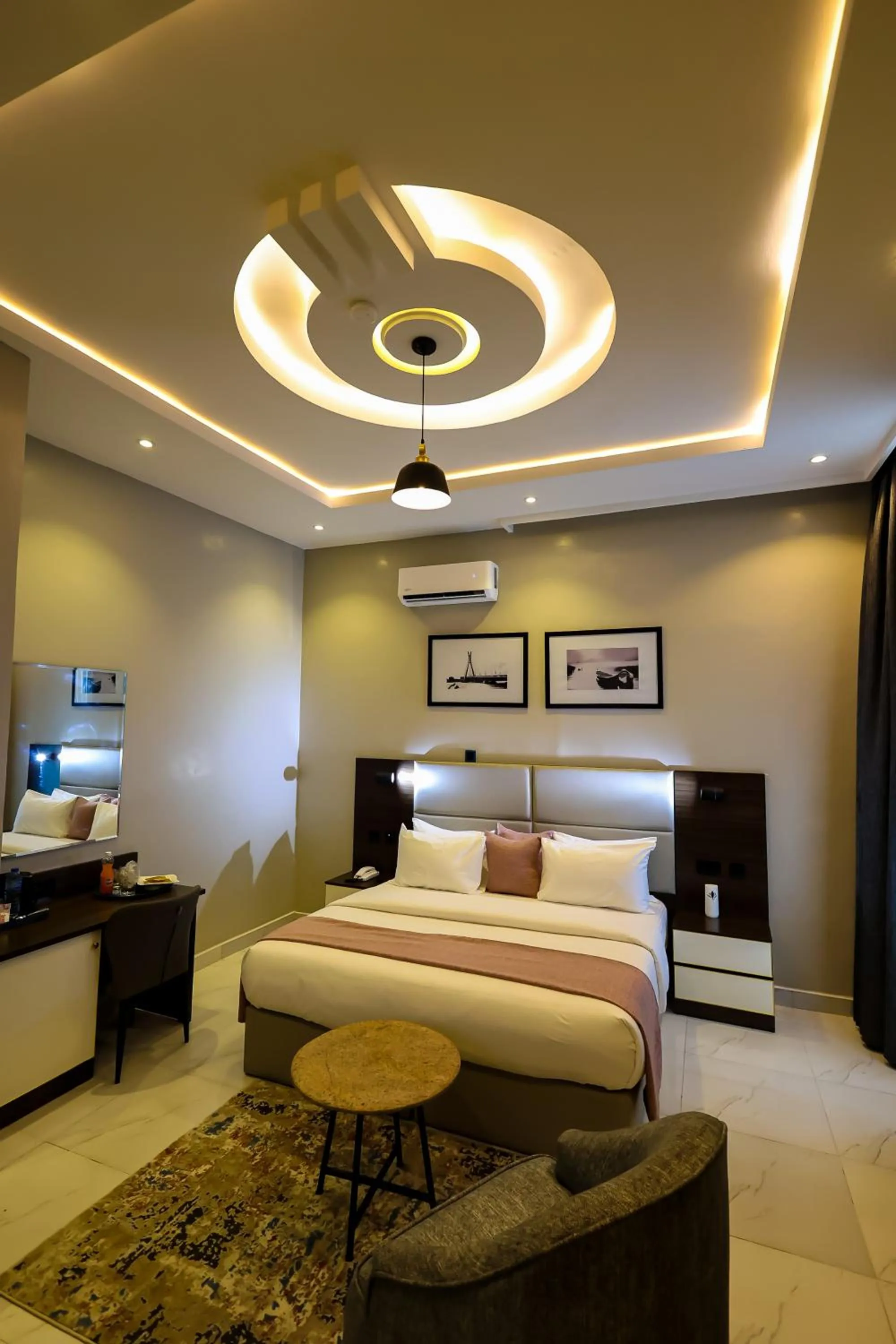 Ringruby Hotel, Eso Close