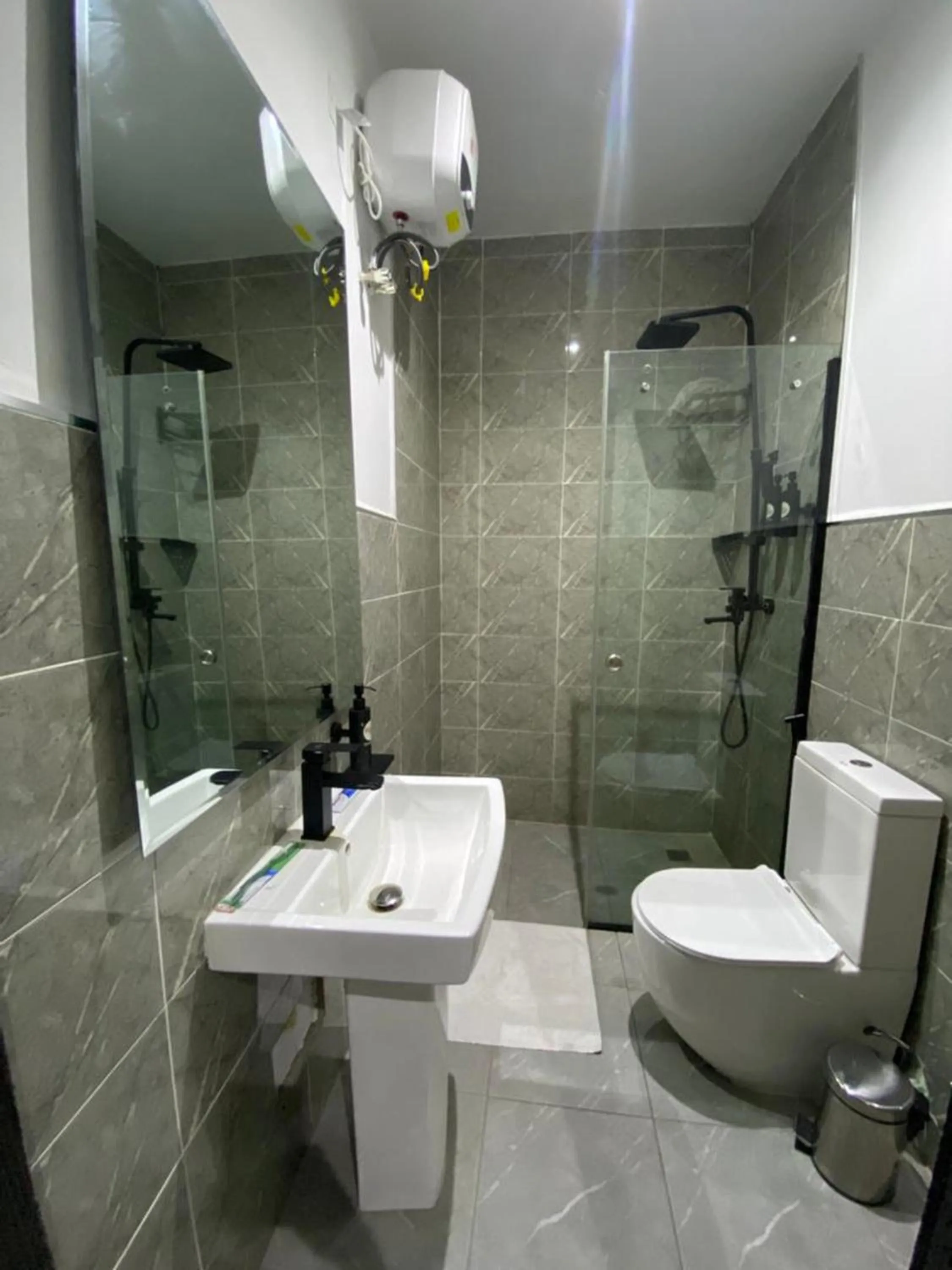 Shower in Ringruby Hotel, Eso Close