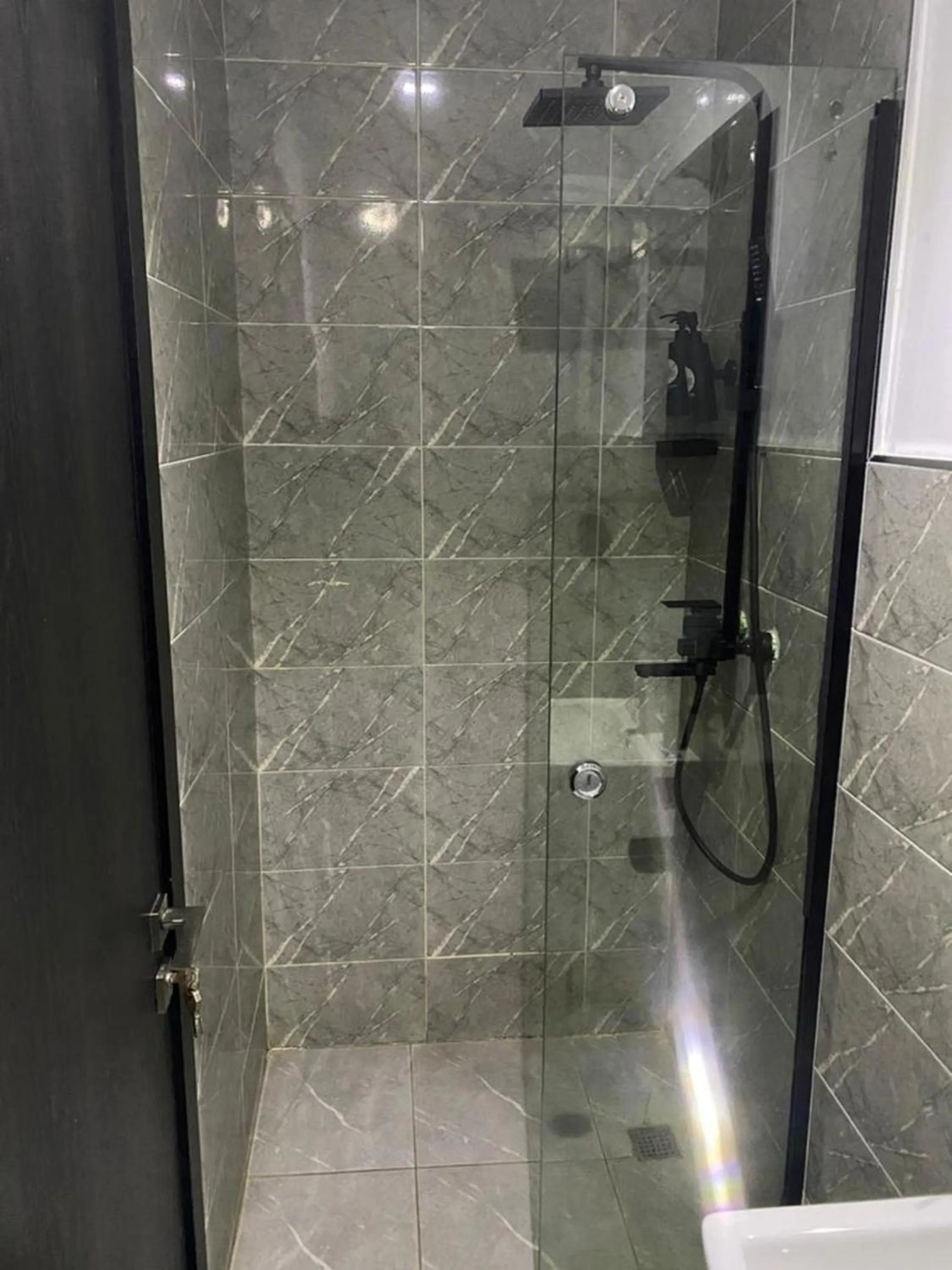 Shower in Ringruby Hotel, Eso Close