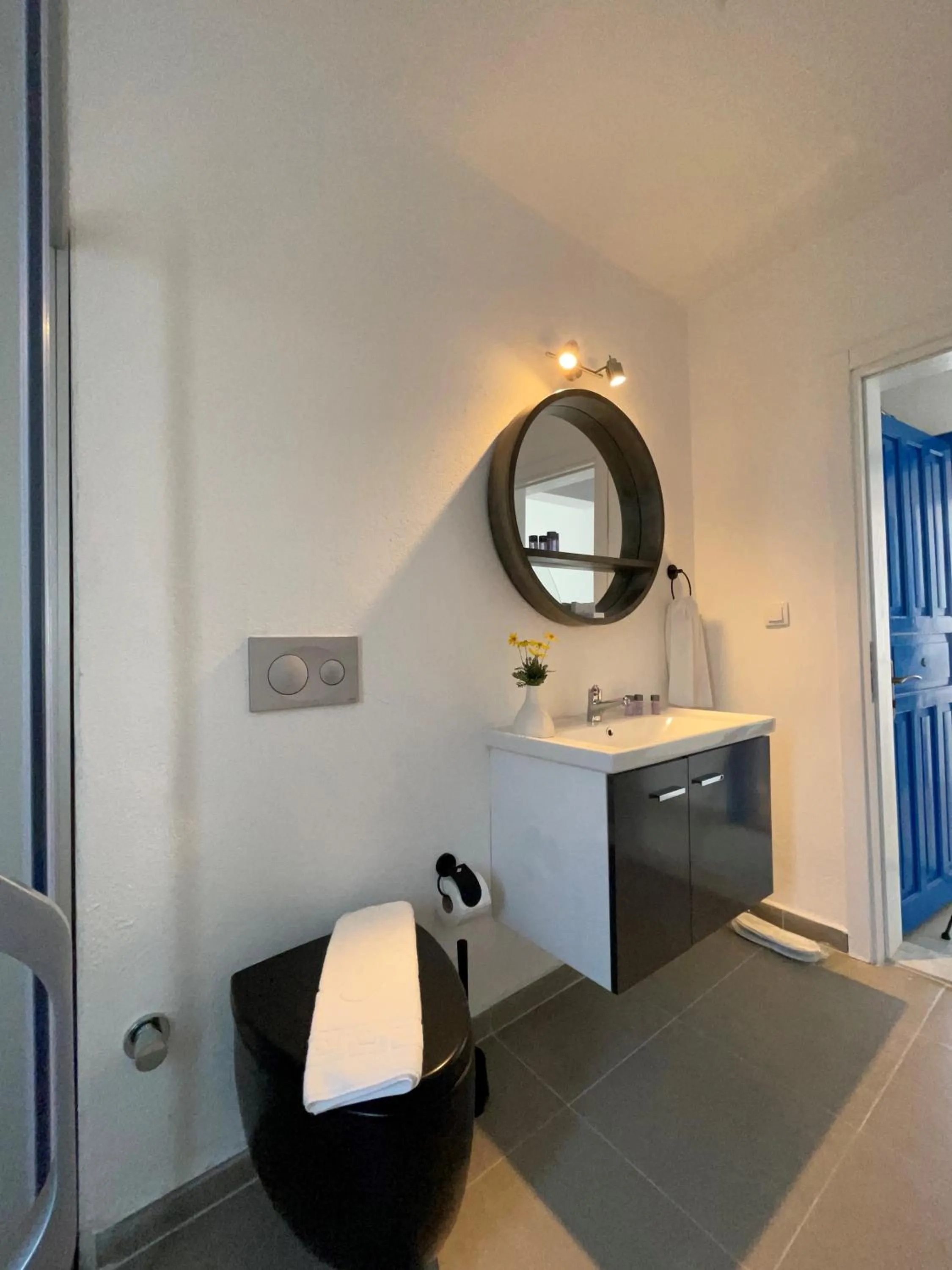 Bathroom, Bed in Su Hotel - Bodrum