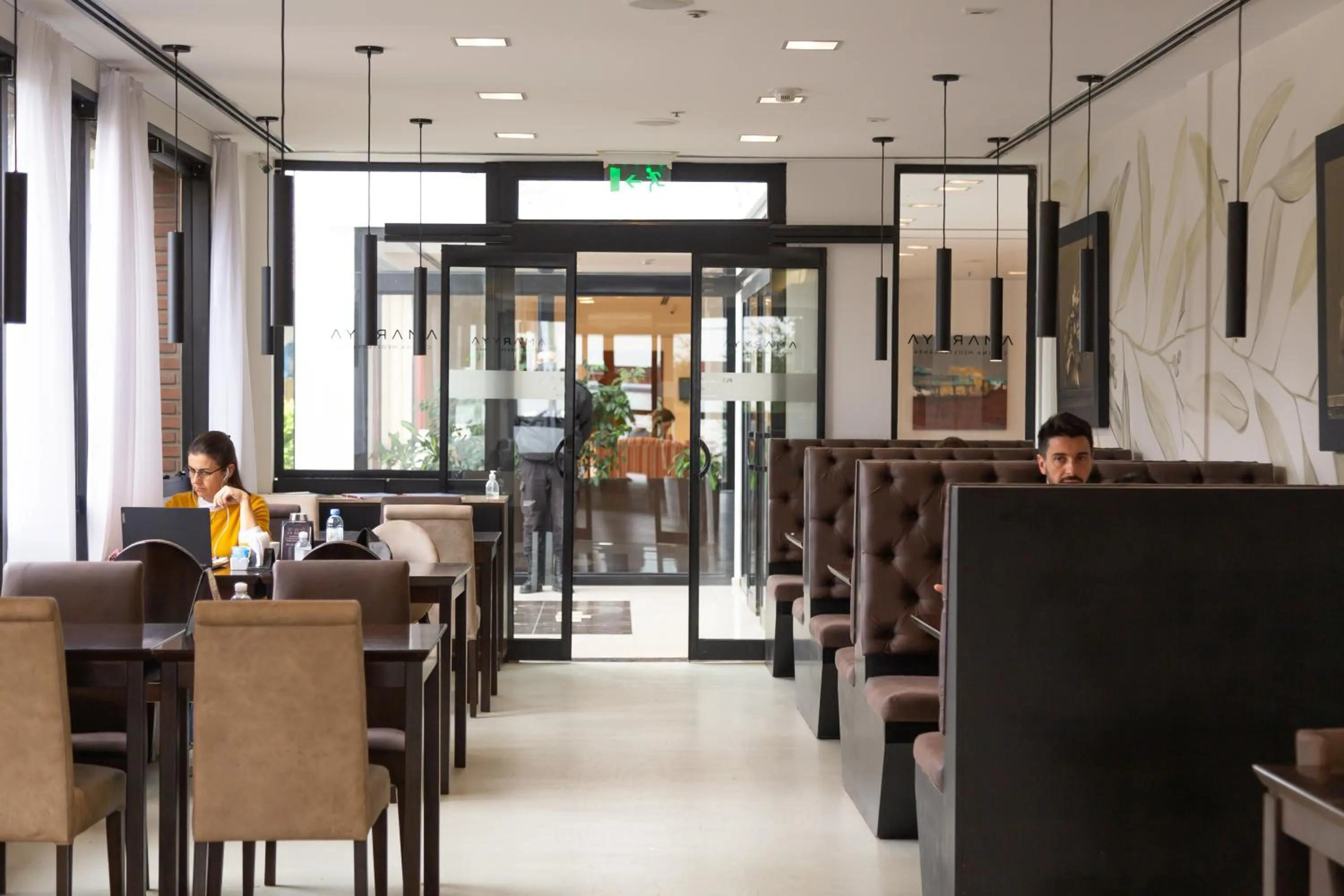 Restaurant/places to eat in Neper Hotel