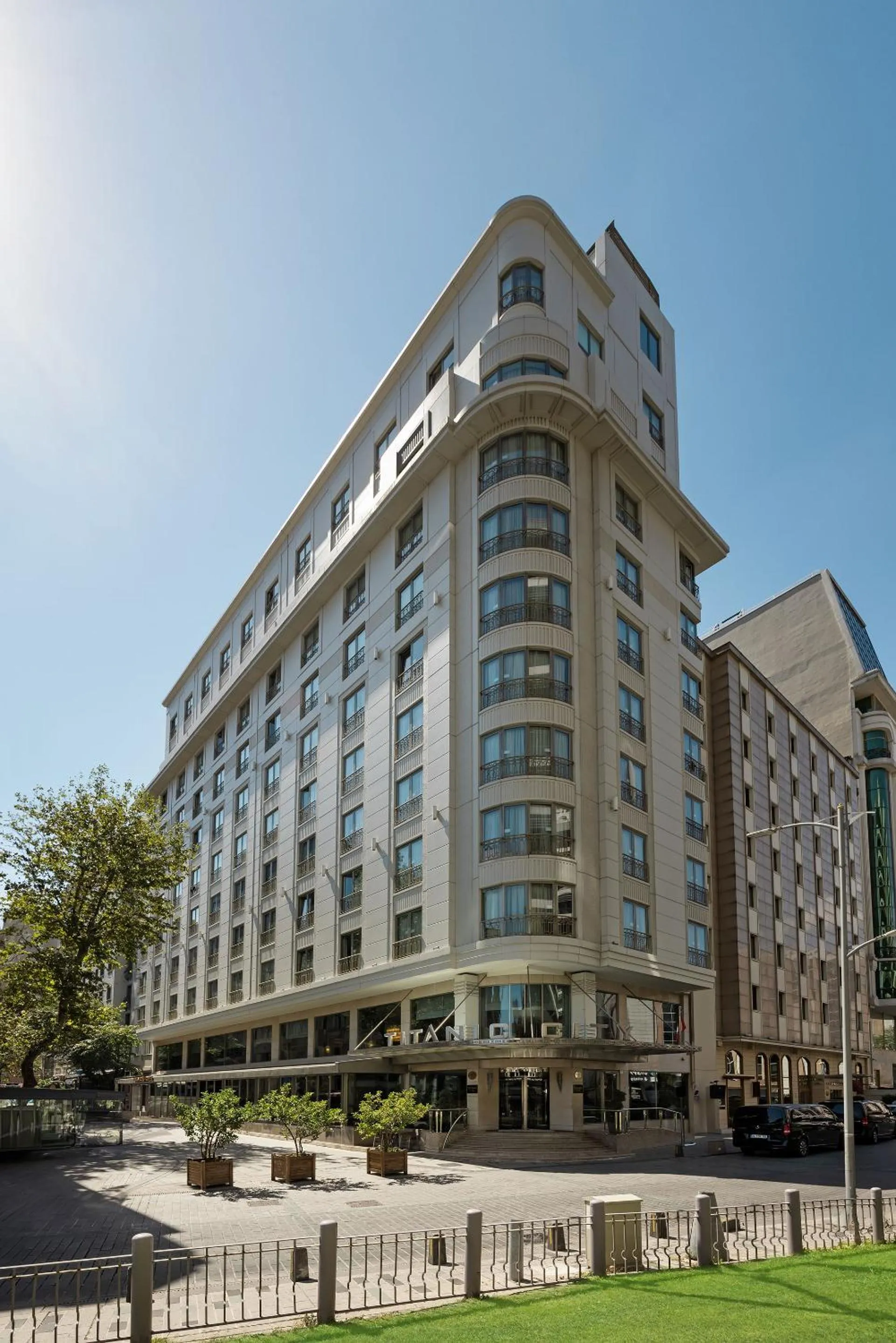 Property building in Titanic City Taksim